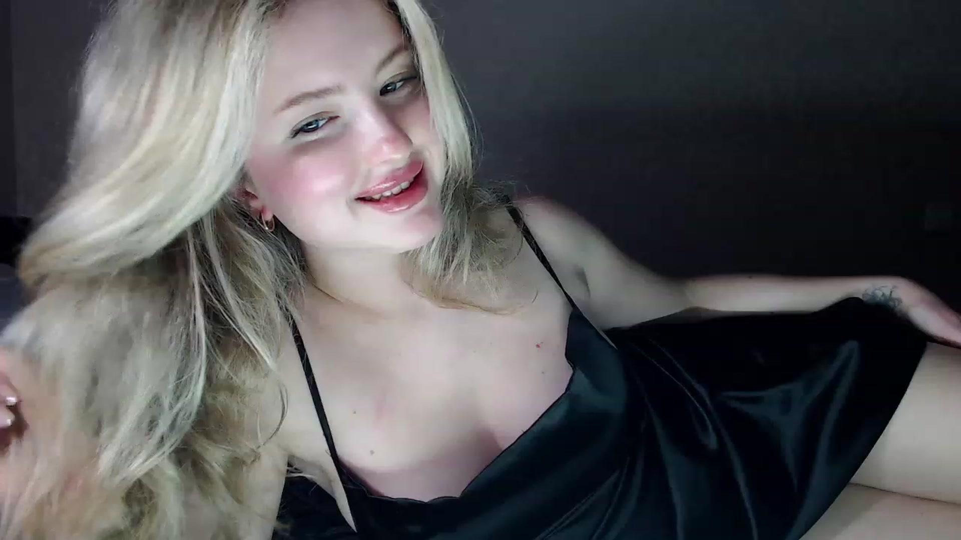 Gallery image thumbnail from Lilcutee's myfreecams stream on, 01/30/2024, 17:47 image 14 of 20