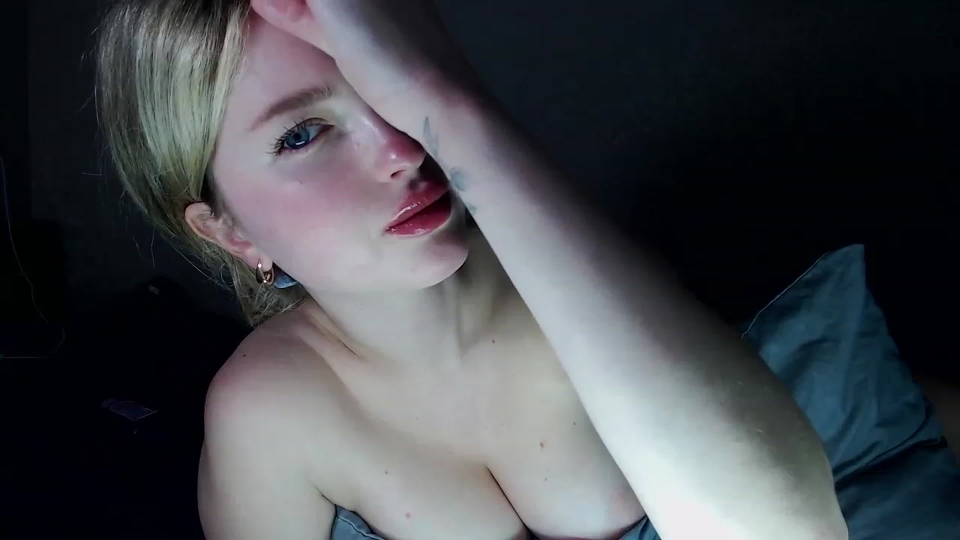 Gallery image thumbnail from Lilcutee's myfreecams stream on, 02/05/2024, 18:45 image 12 of 20