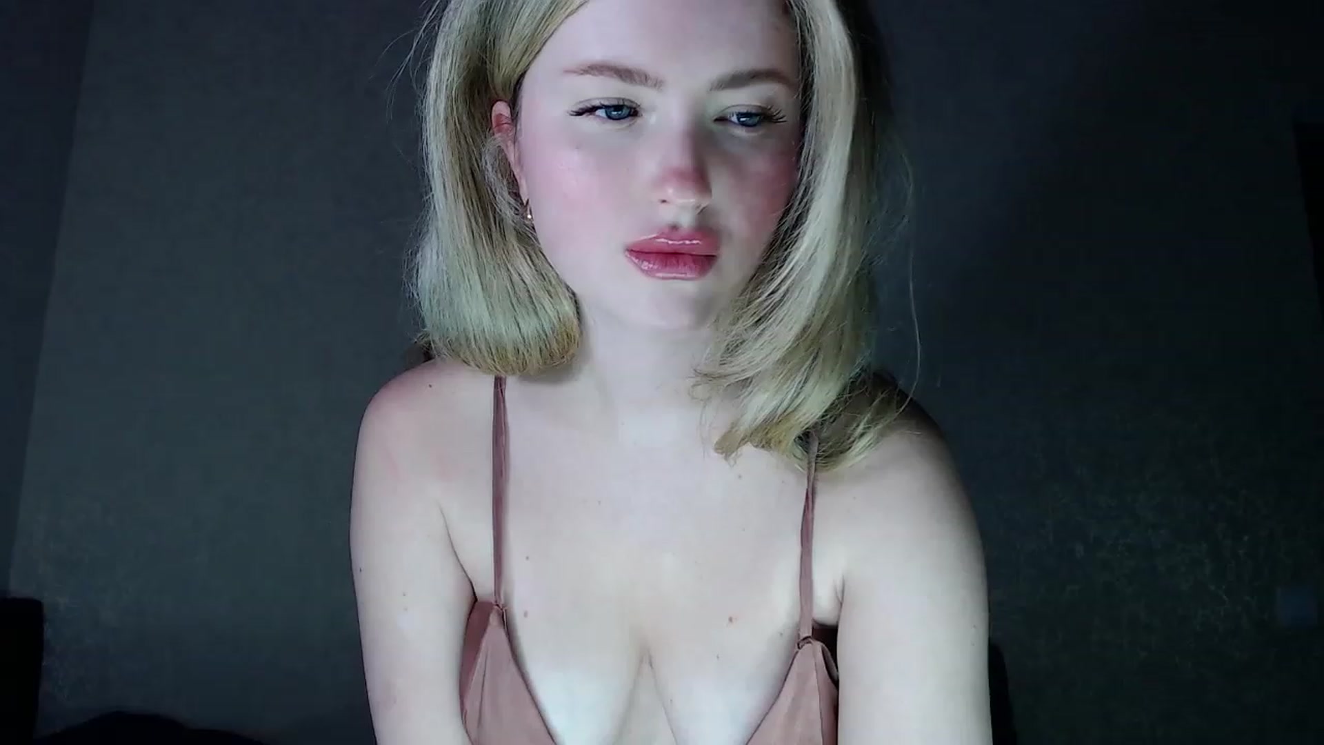 Gallery image thumbnail from Lilcutee's myfreecams stream on, 02/06/2024, 20:15 image 2 of 20