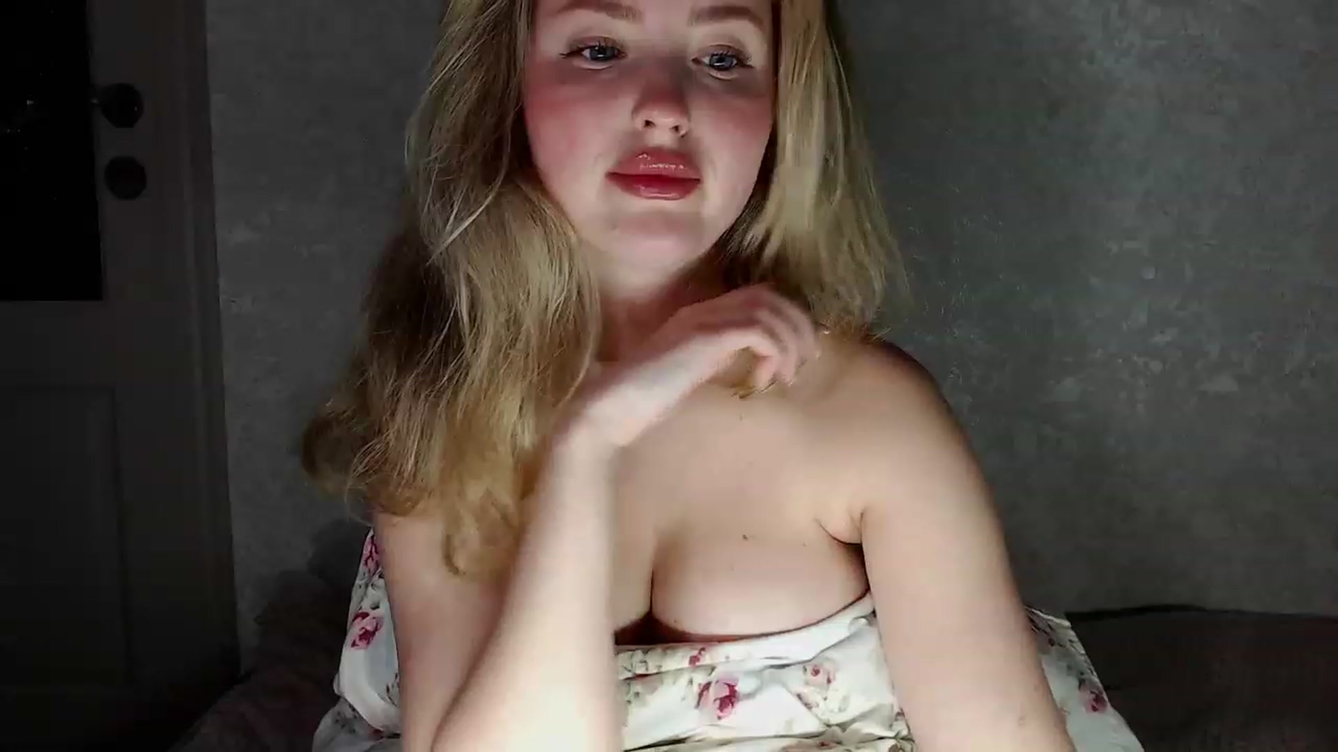 Gallery image thumbnail from Lilcutee's myfreecams stream on, 02/13/2024, 18:58 image 12 of 20
