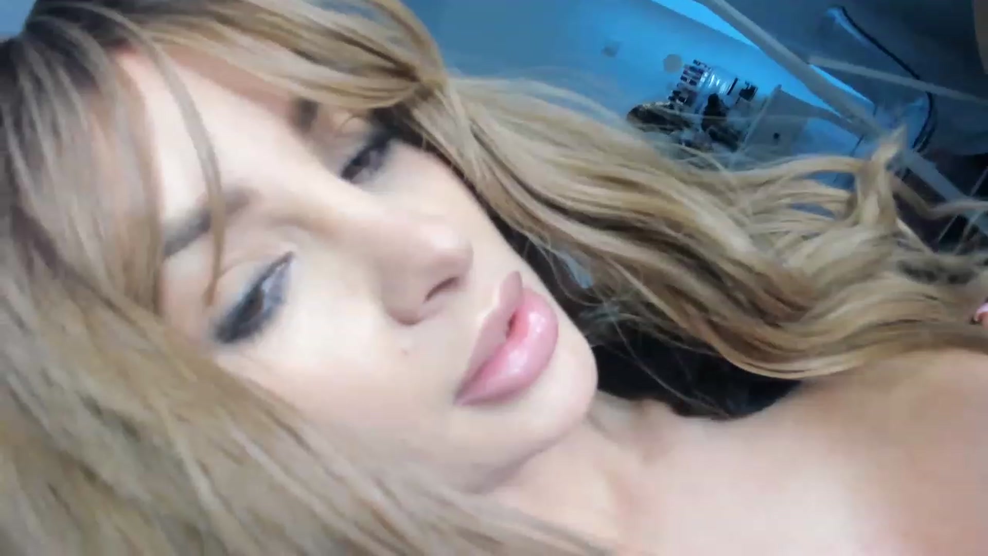 Gallery image thumbnail from Lilie_'s myfreecams stream on, 12/06/2022, 08:15 image 4 of 20