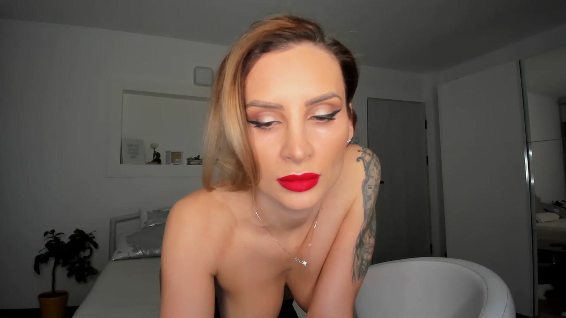 Gallery image thumbnail from Lilie_'s myfreecams stream on, 03/12/2023, 19:04 image 18 of 20
