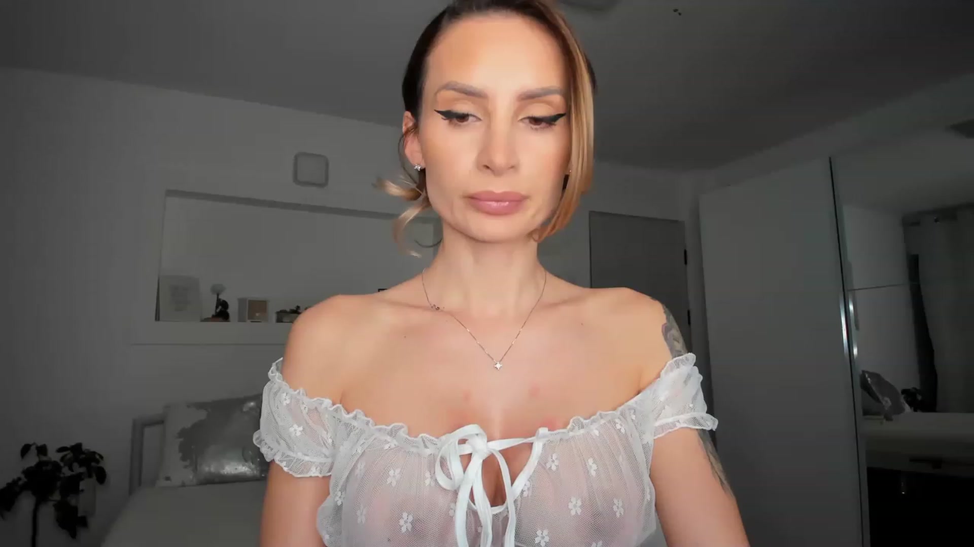 Gallery image thumbnail from Lilie_'s myfreecams stream on, 03/19/2023, 19:08 image 5 of 20