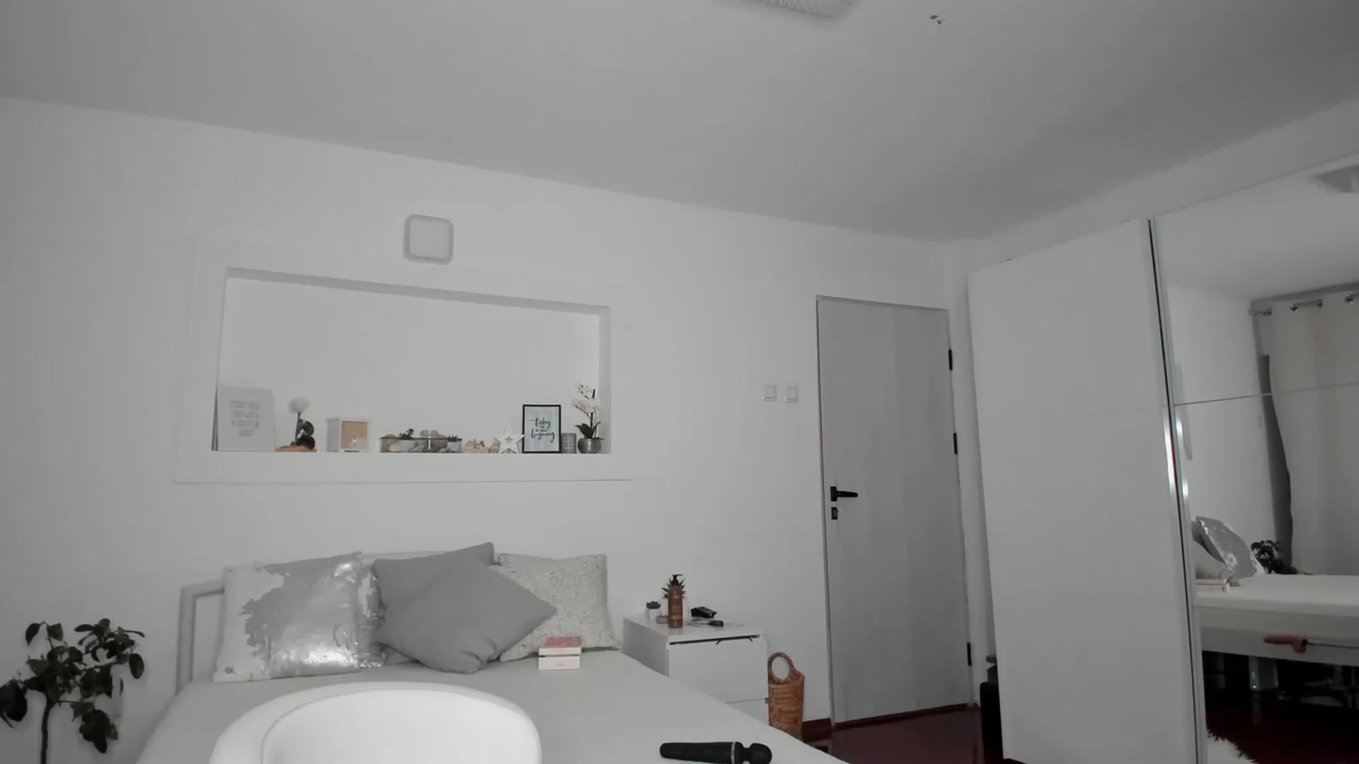 Gallery image thumbnail from Lilie_'s myfreecams stream on, 03/21/2023, 18:48 image 6 of 20