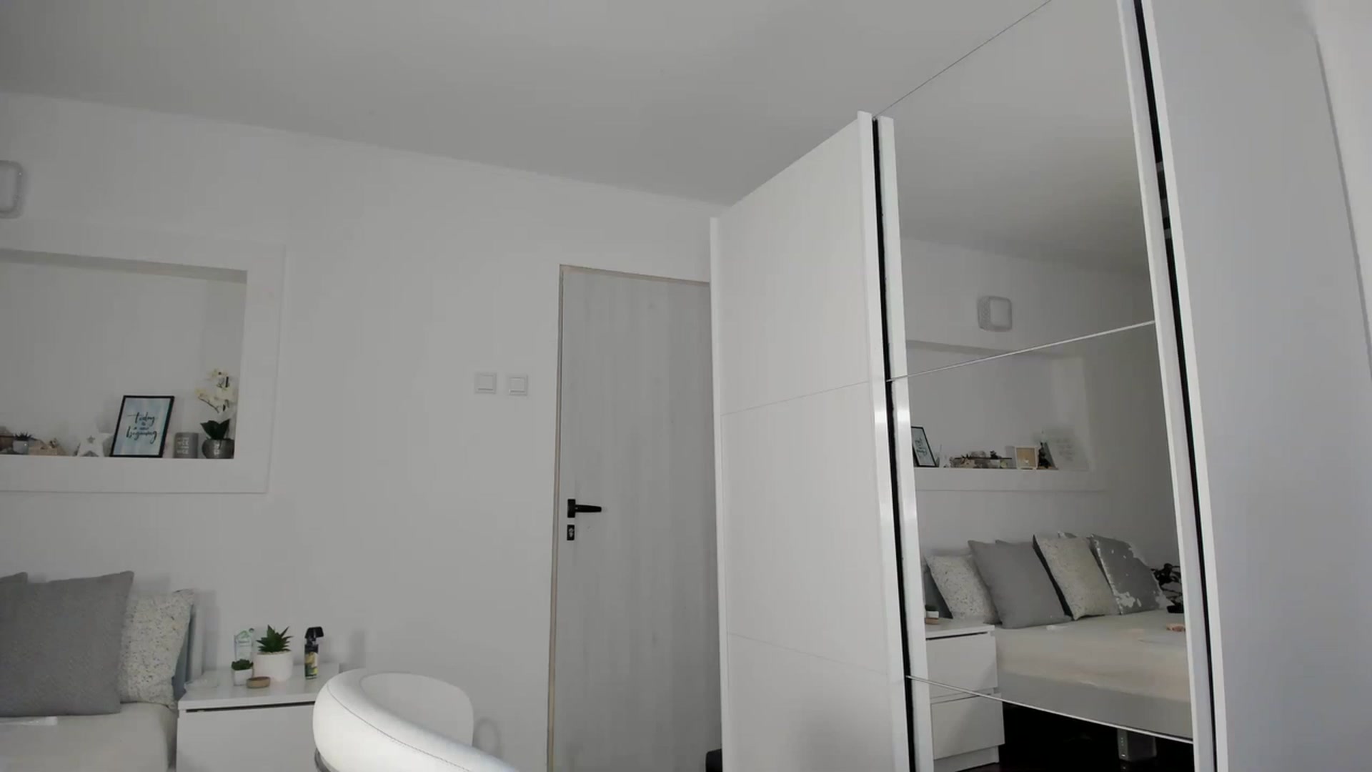 Gallery image thumbnail from Lilie_'s myfreecams stream on, 04/09/2023, 17:56 image 12 of 20