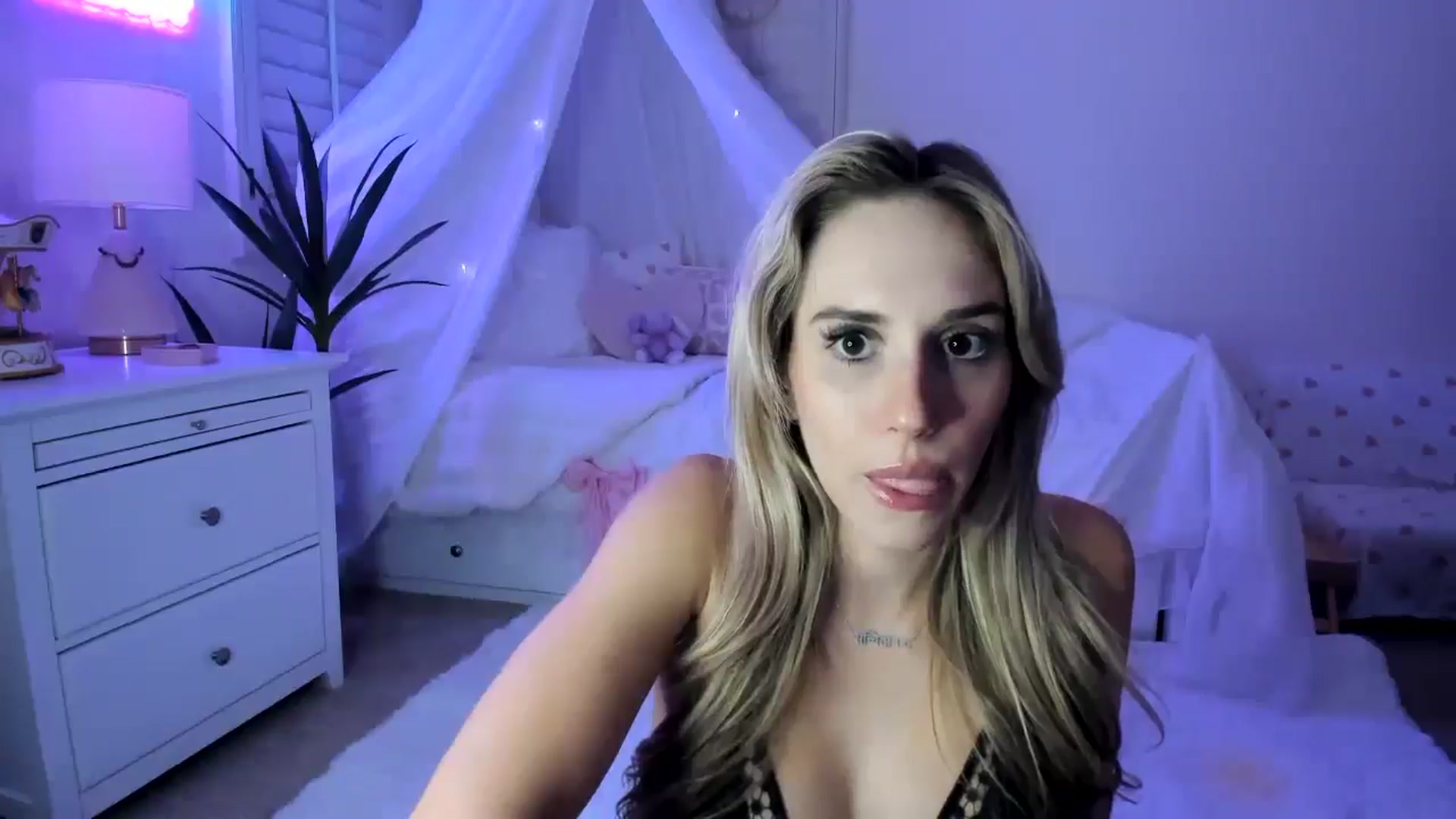 Gallery image thumbnail from LillieQ's myfreecams stream on, 04/06/2025, 09:45 image 5 of 20