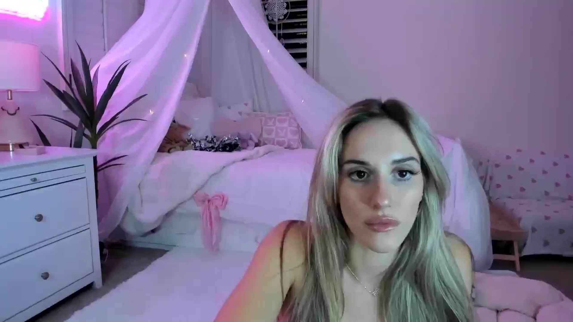 Gallery image thumbnail from LillieQ's myfreecams stream on, 04/07/2025, 07:06 image 20 of 20