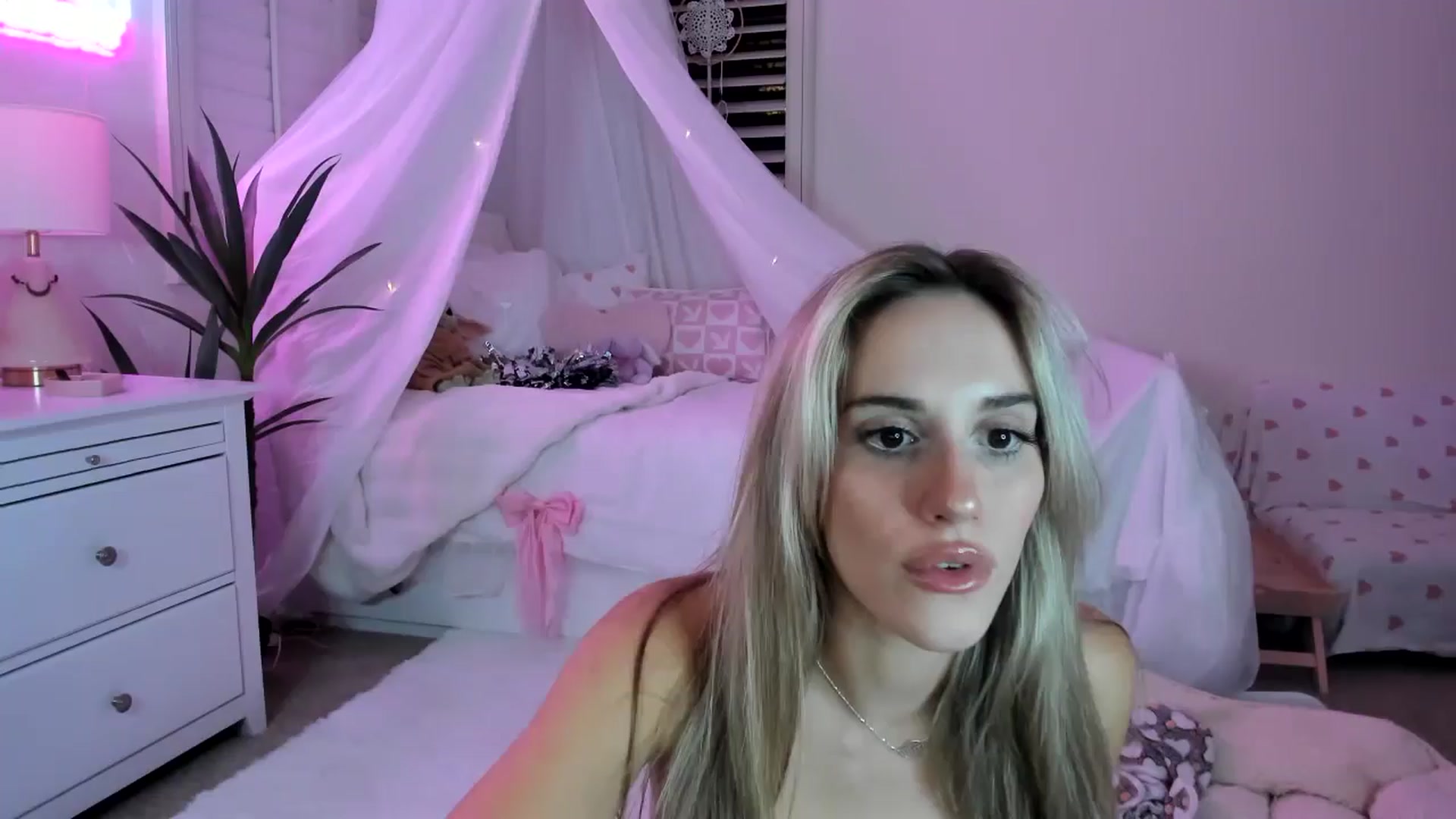 Gallery image thumbnail from LillieQ's myfreecams stream on, 04/07/2025, 07:06 image 19 of 20