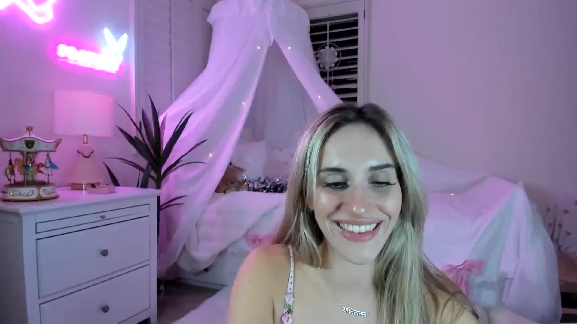 Gallery image thumbnail from LillieQ's myfreecams stream on, 04/07/2025, 08:44 image 8 of 20