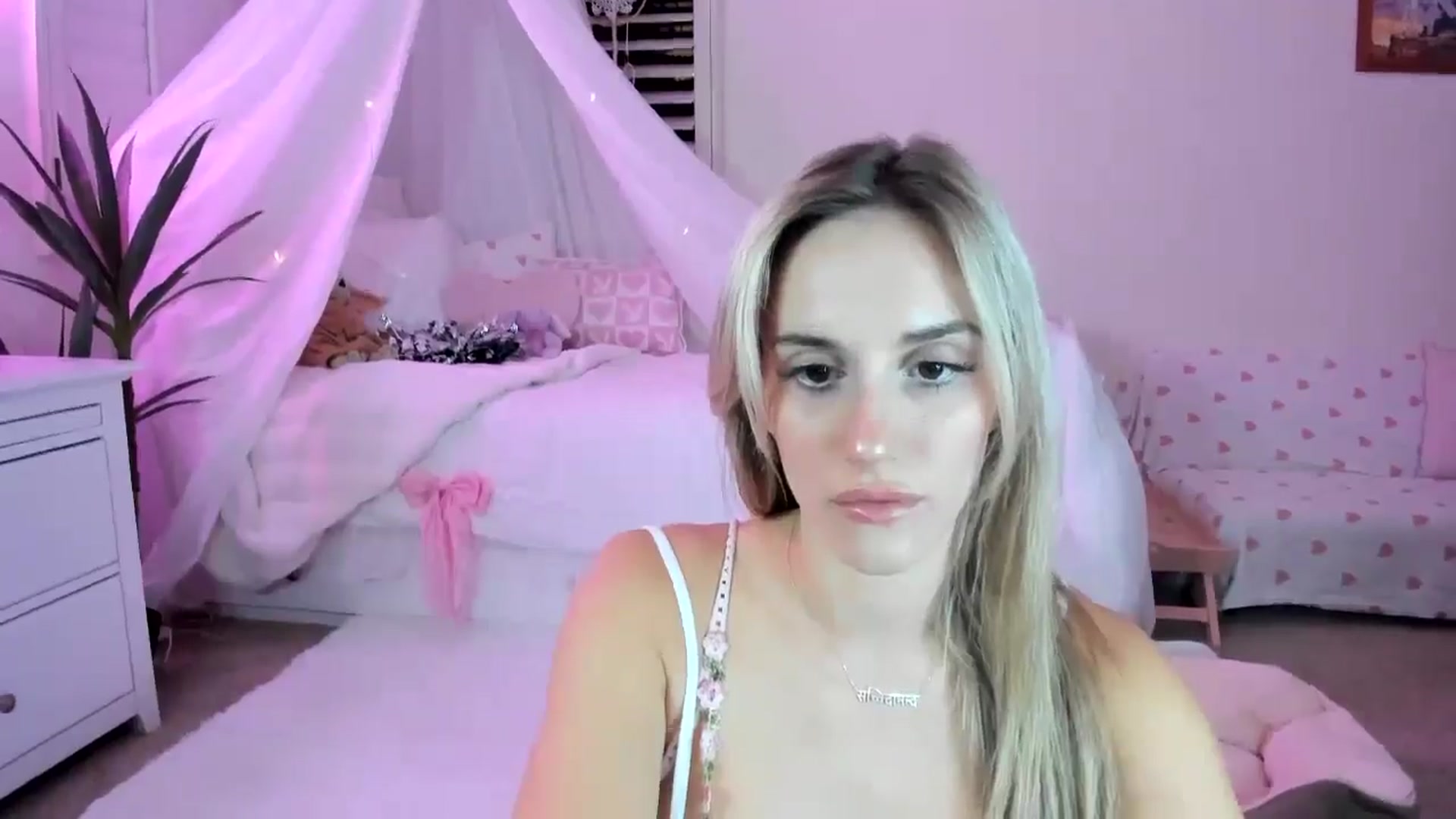 Gallery image thumbnail from LillieQ's myfreecams stream on, 04/07/2025, 08:44 image 5 of 20
