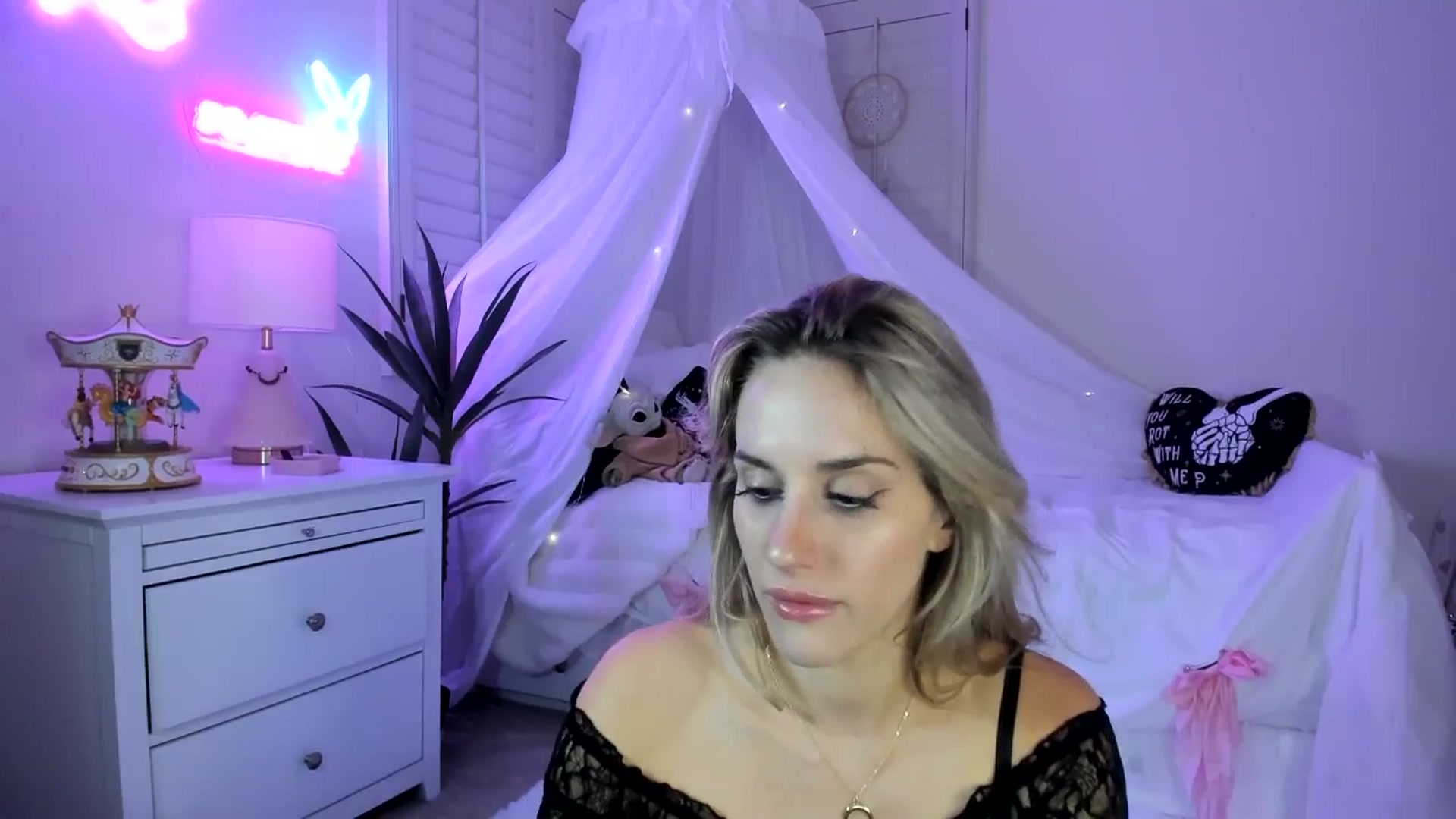 Gallery image thumbnail from LillieQ's myfreecams stream on, 04/08/2025, 06:21 image 18 of 20