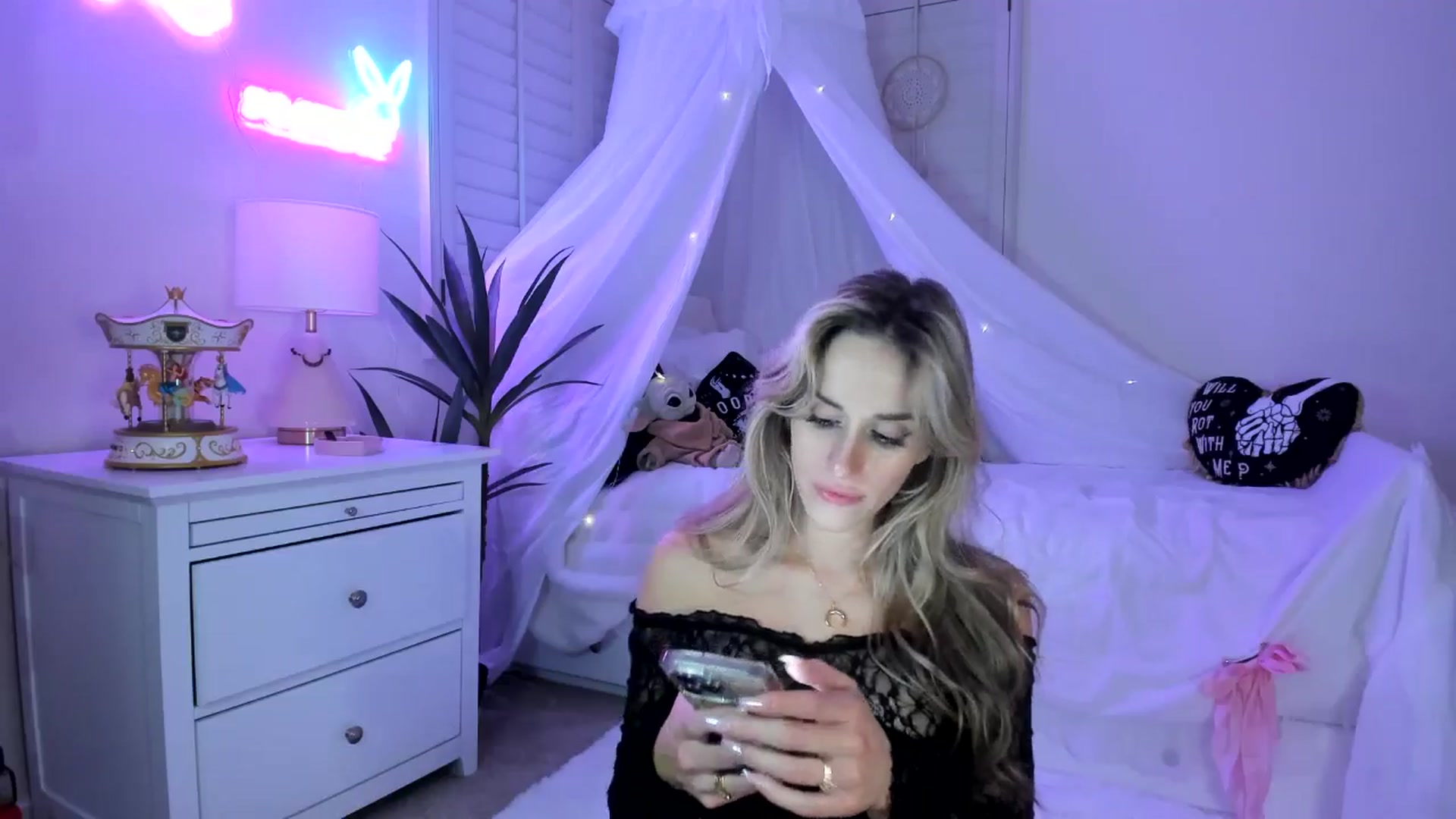 Gallery image thumbnail from LillieQ's myfreecams stream on, 04/08/2025, 06:21 image 6 of 20