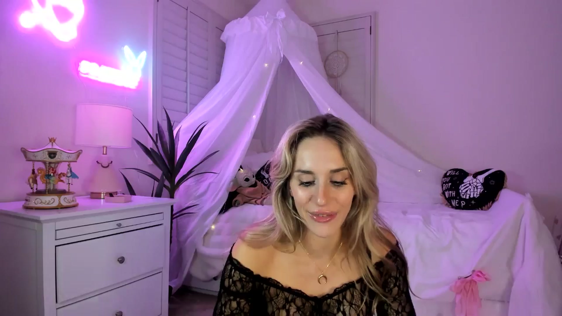 Gallery image thumbnail from LillieQ's myfreecams stream on, 04/08/2025, 06:21 image 11 of 20