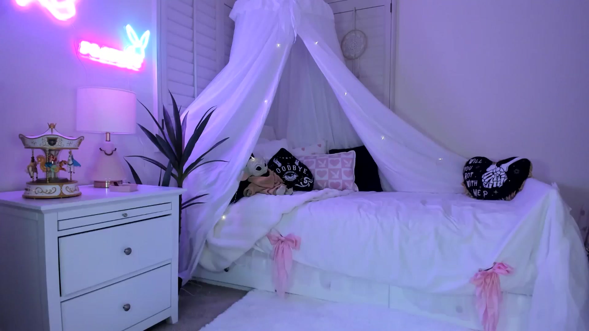 Gallery image thumbnail from LillieQ's myfreecams stream on, 04/08/2025, 06:21 image 19 of 20