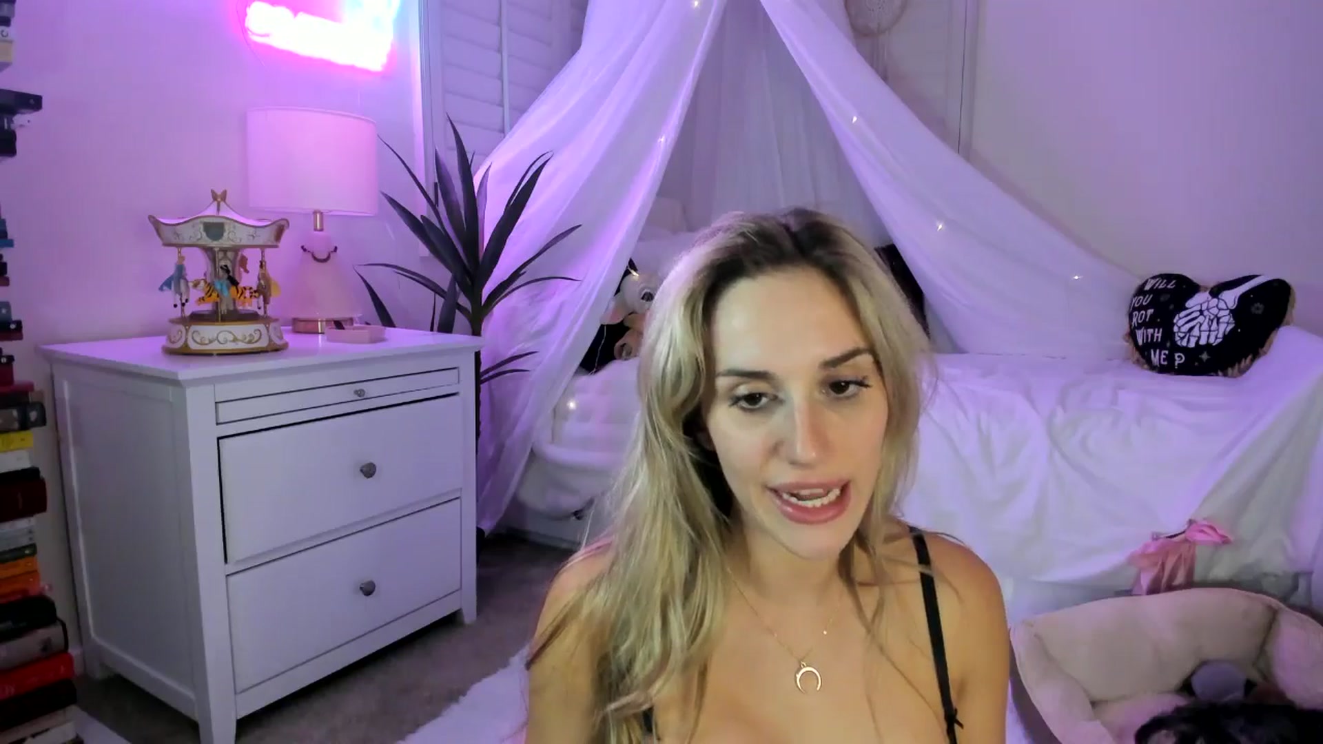 Gallery image thumbnail from LillieQ's myfreecams stream on, 04/08/2025, 09:37 image 17 of 20