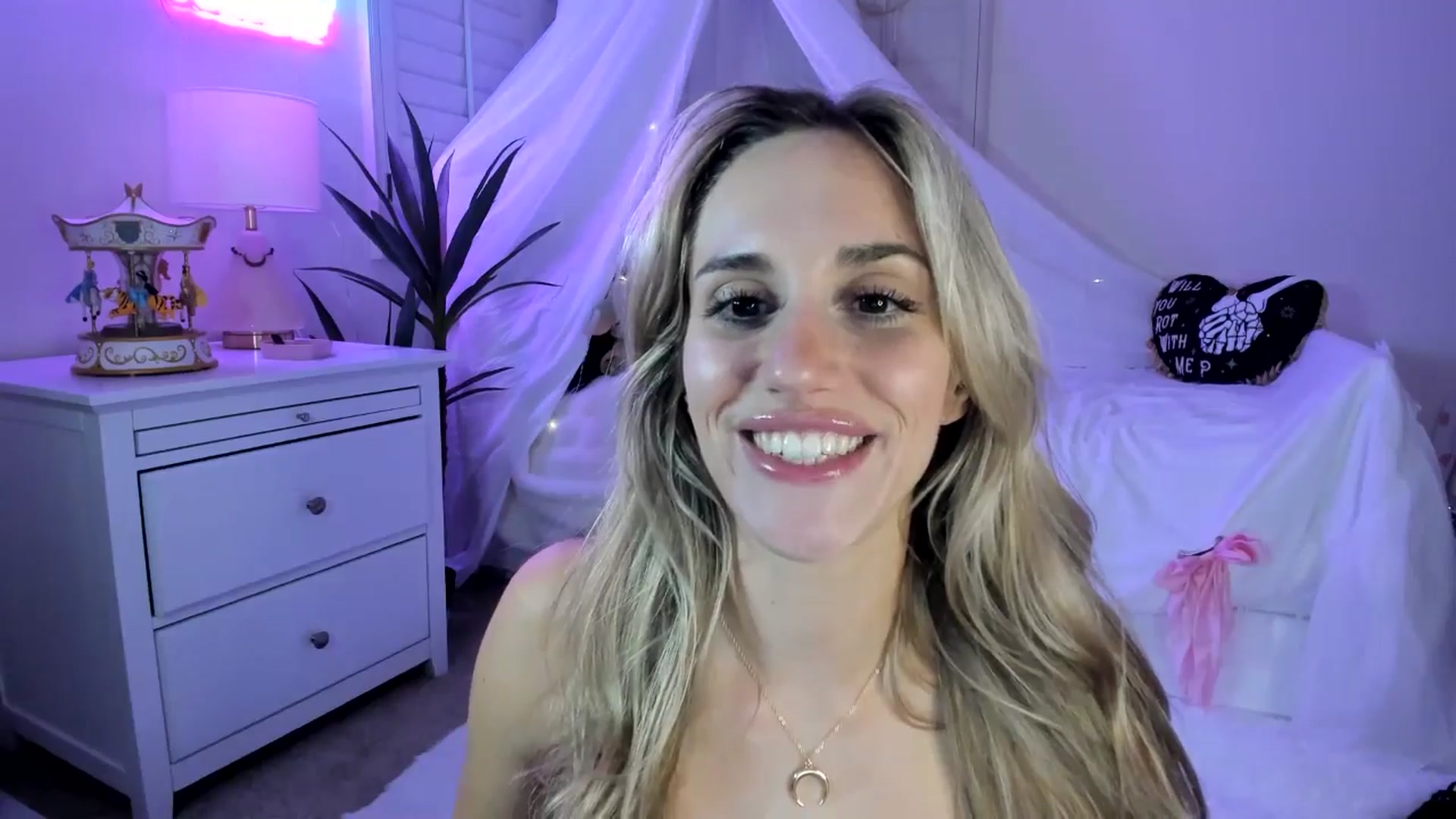 Gallery image thumbnail from LillieQ's myfreecams stream on, 04/08/2025, 09:37 image 7 of 20