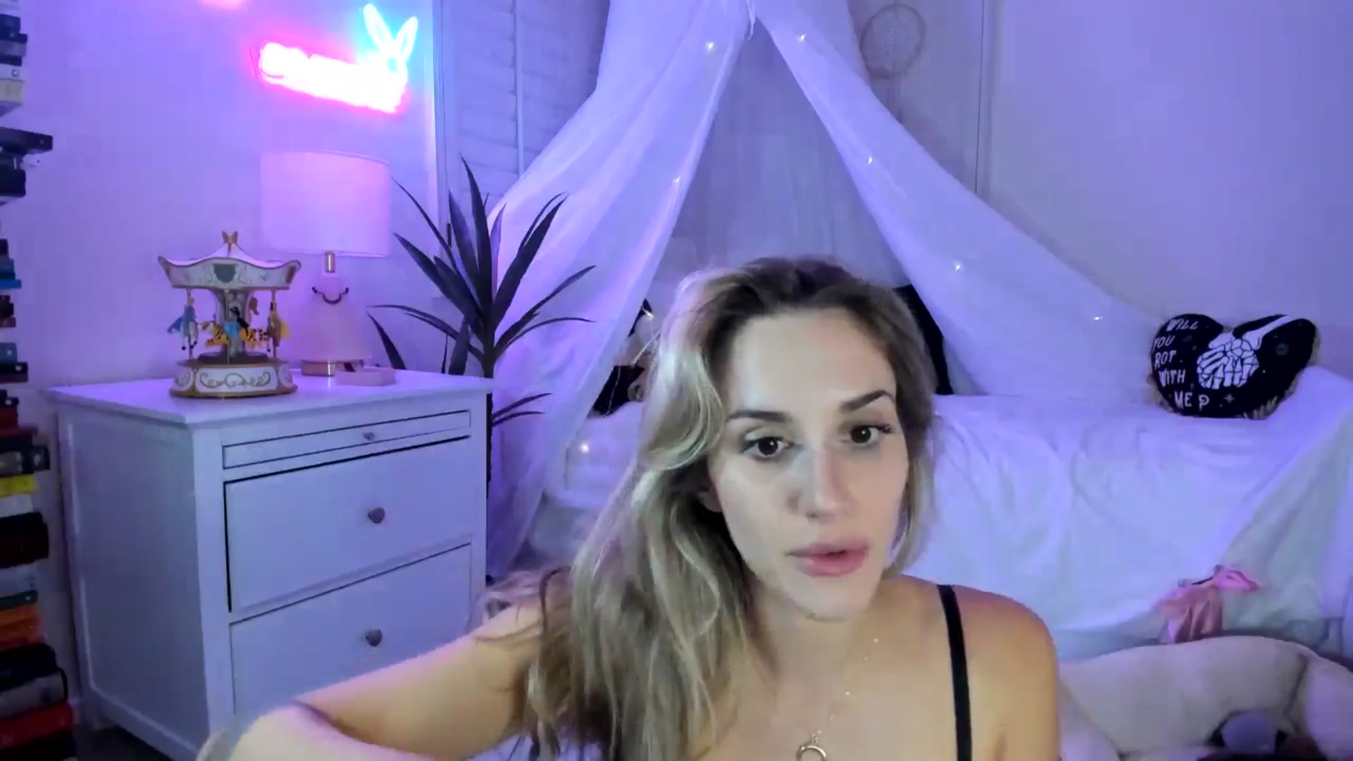 Gallery image thumbnail from LillieQ's myfreecams stream on, 04/08/2025, 09:37 image 18 of 20