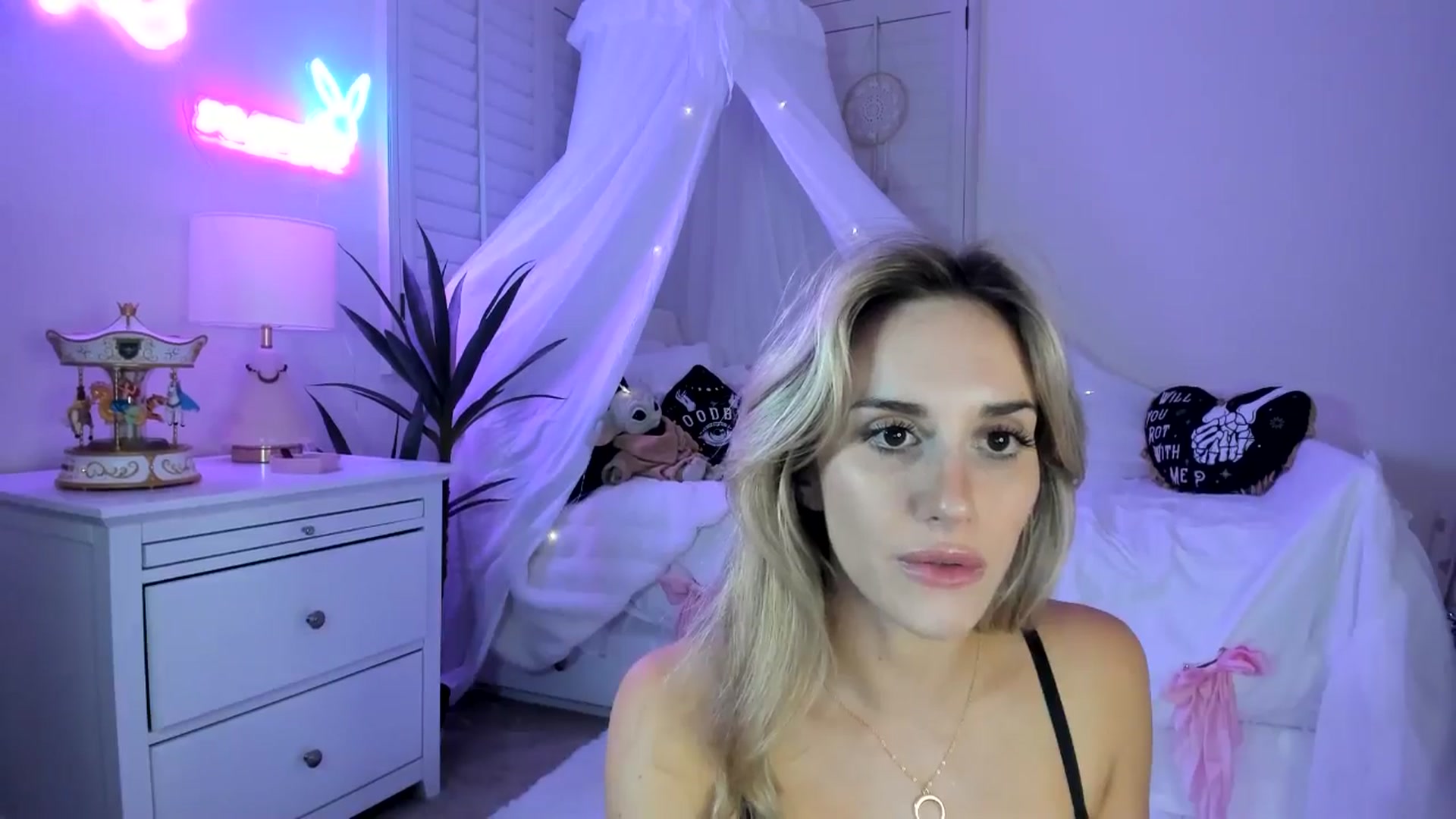 Gallery image thumbnail from LillieQ's myfreecams stream on, 04/08/2025, 09:37 image 2 of 20