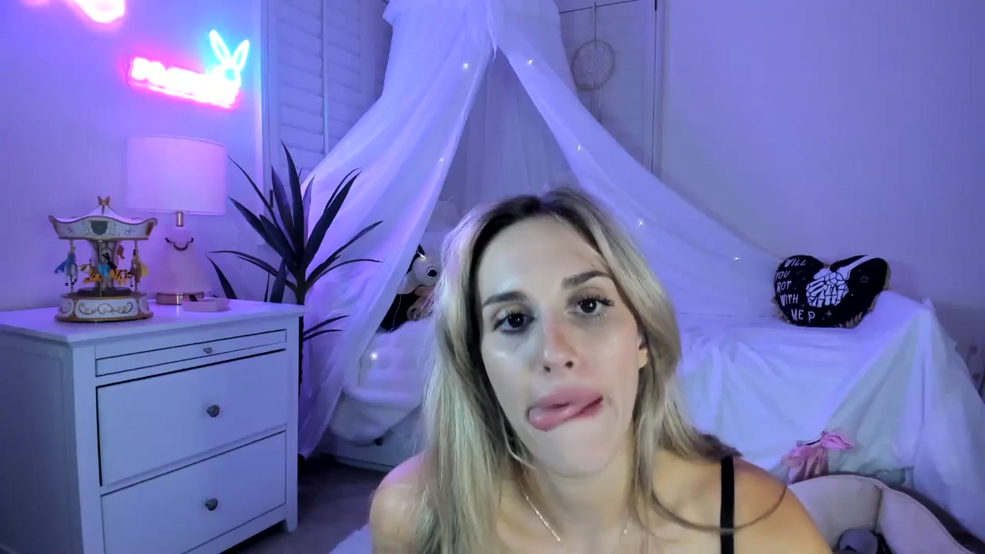 Gallery image thumbnail from LillieQ's myfreecams stream on, 04/08/2025, 09:37 image 11 of 20