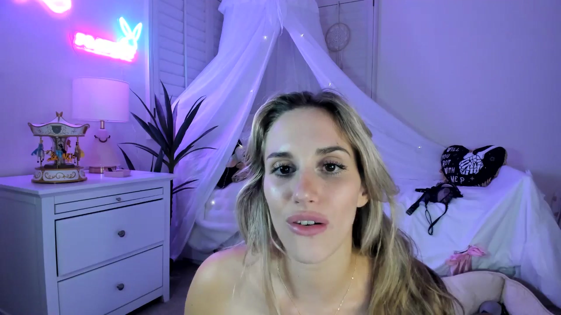 Gallery image thumbnail from LillieQ's myfreecams stream on, 04/08/2025, 09:37 image 12 of 20
