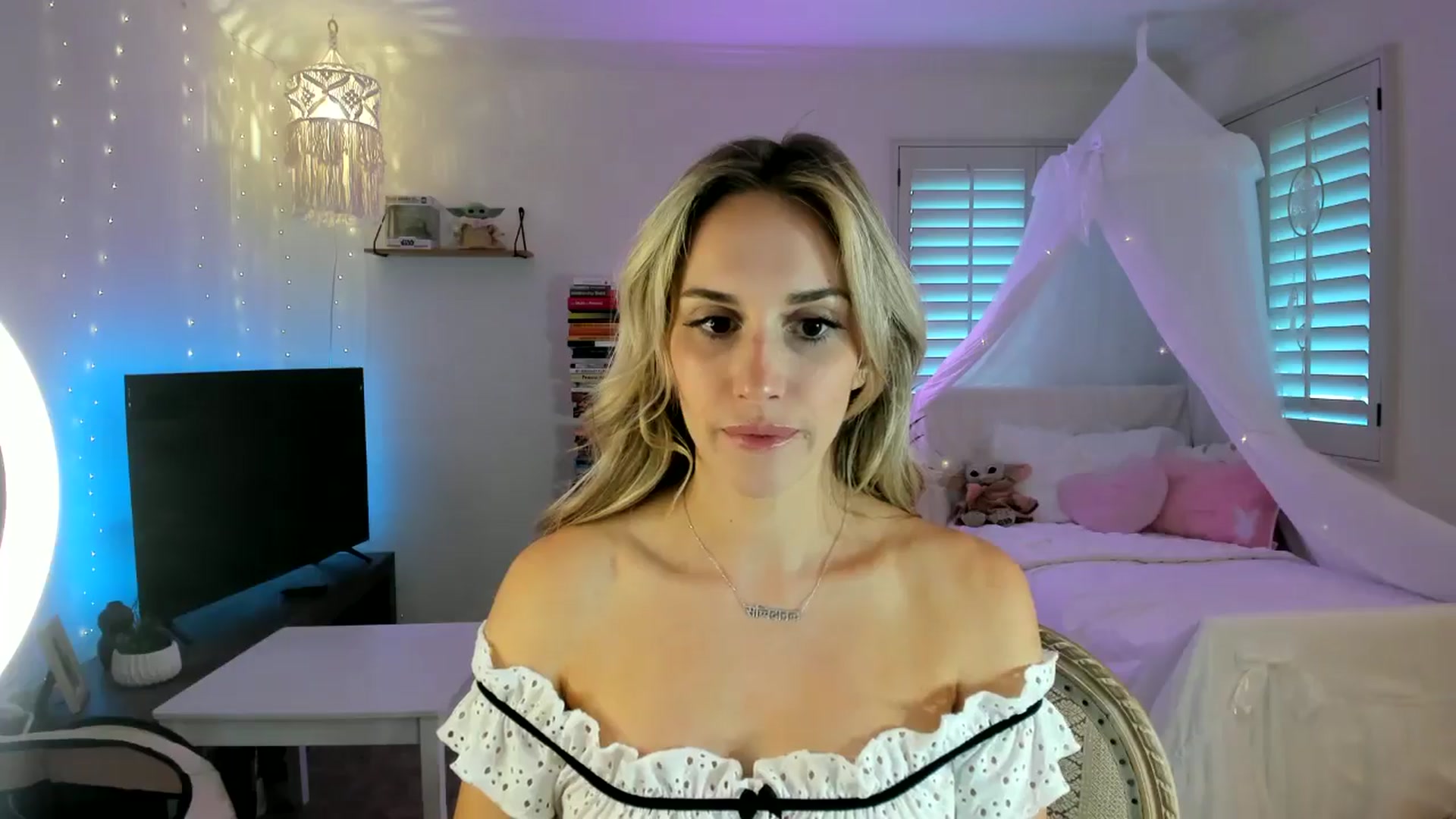 Gallery image thumbnail from LillieQ's myfreecams stream on, 04/10/2025, 03:01 image 8 of 20