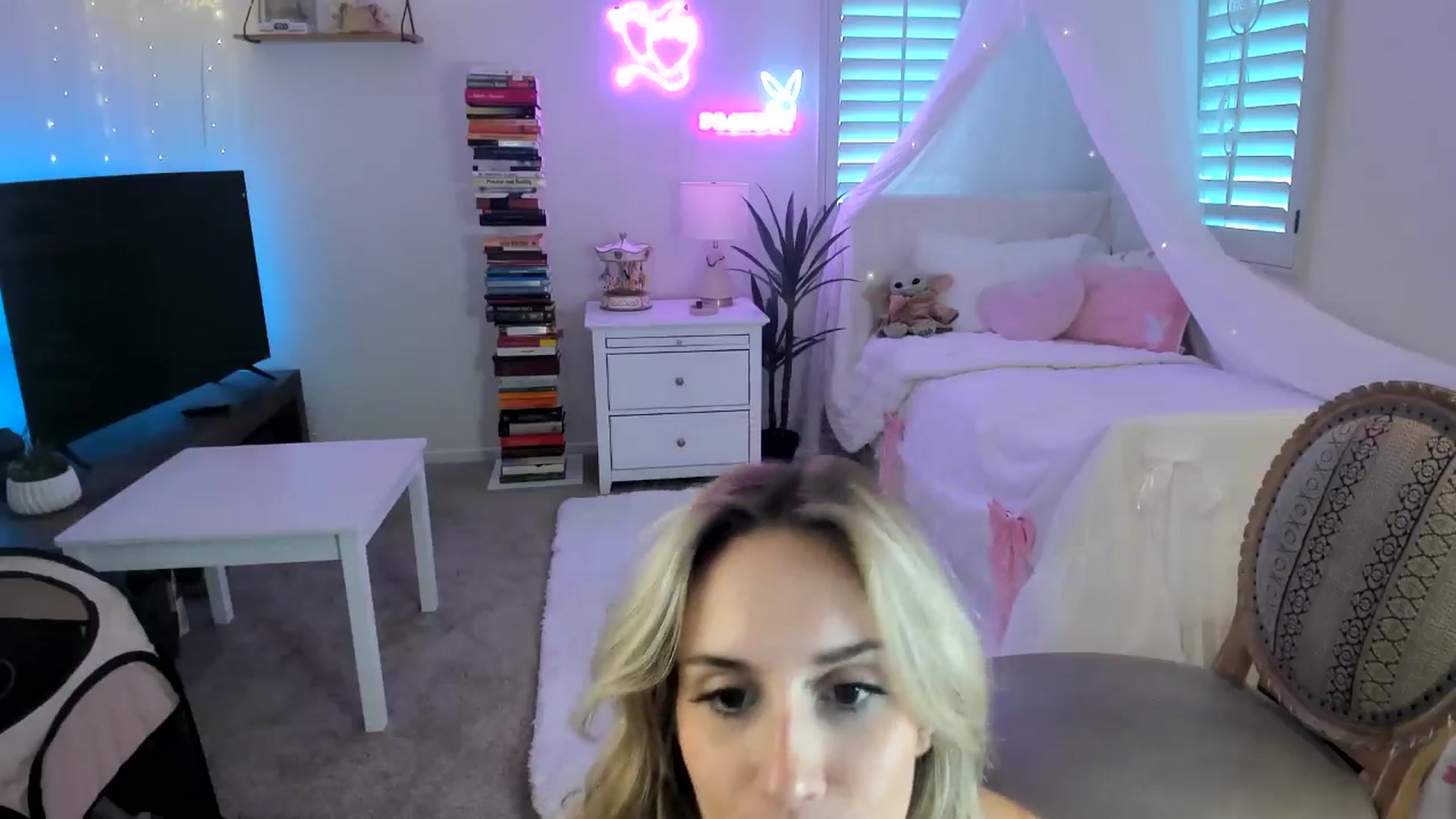 Gallery image thumbnail from LillieQ's myfreecams stream on, 04/10/2025, 03:01 image 6 of 20