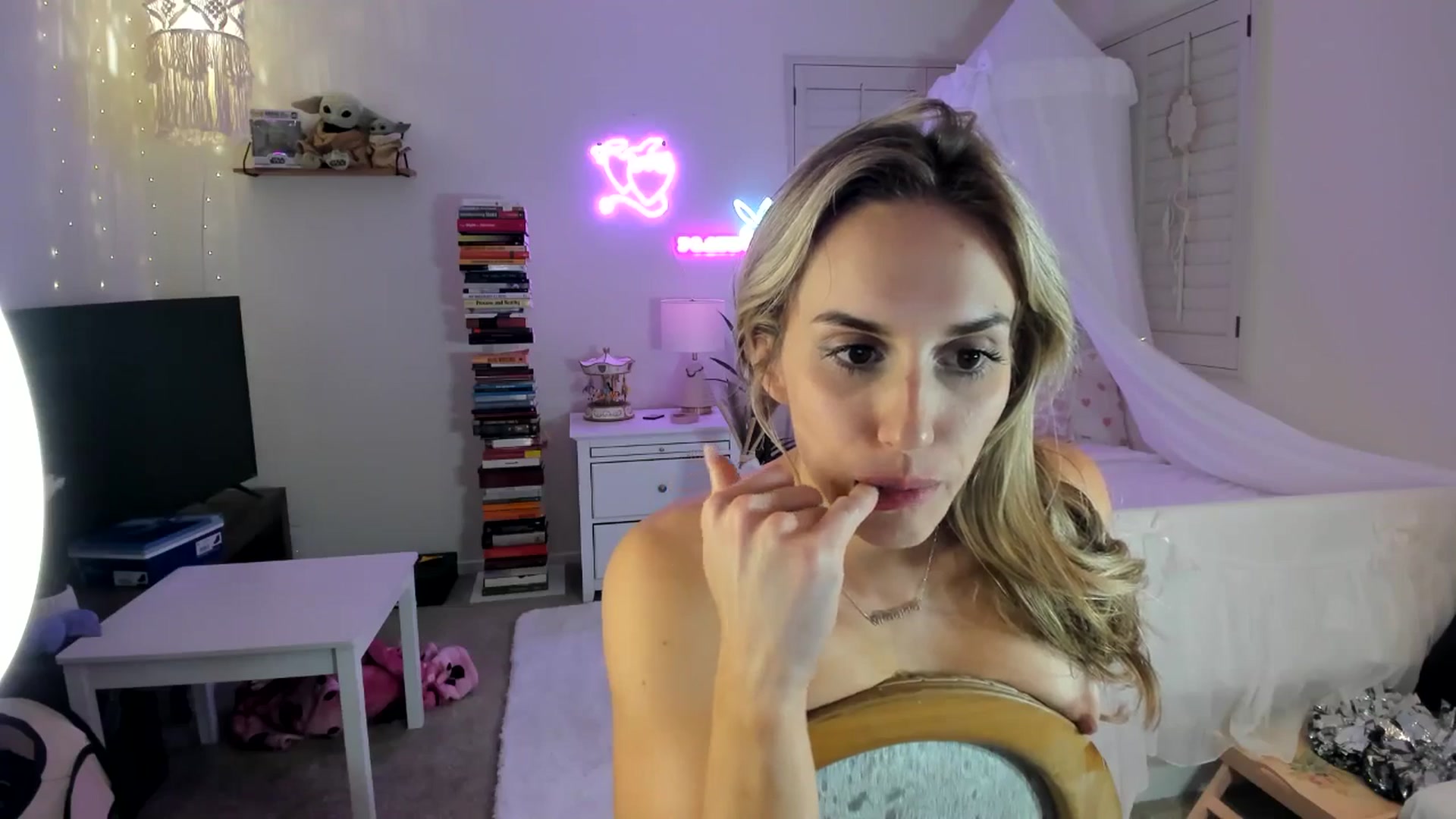 Gallery image thumbnail from LillieQ's myfreecams stream on, 04/12/2025, 14:10 image 16 of 20