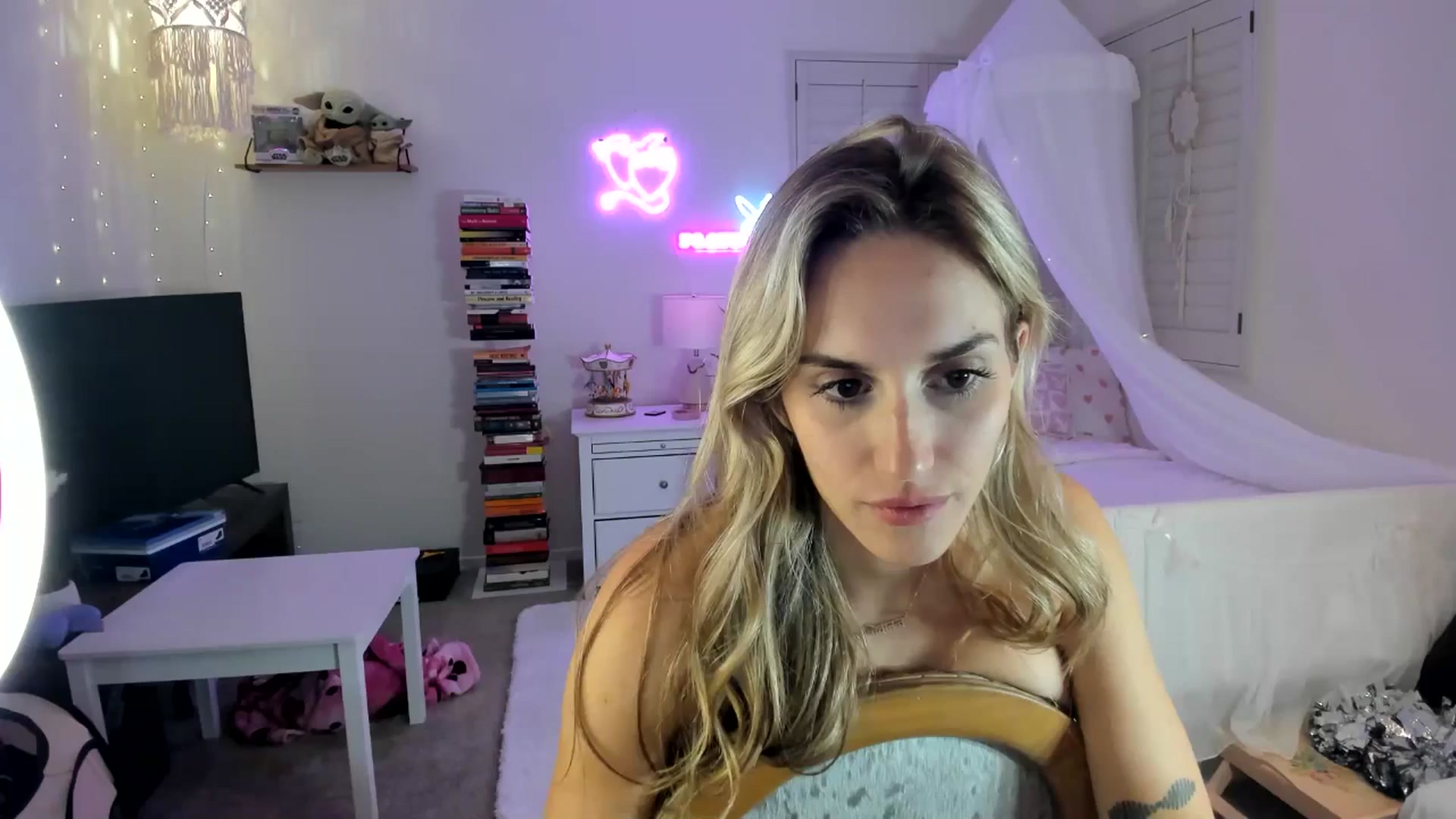 Gallery image thumbnail from LillieQ's myfreecams stream on, 04/12/2025, 14:10 image 17 of 20