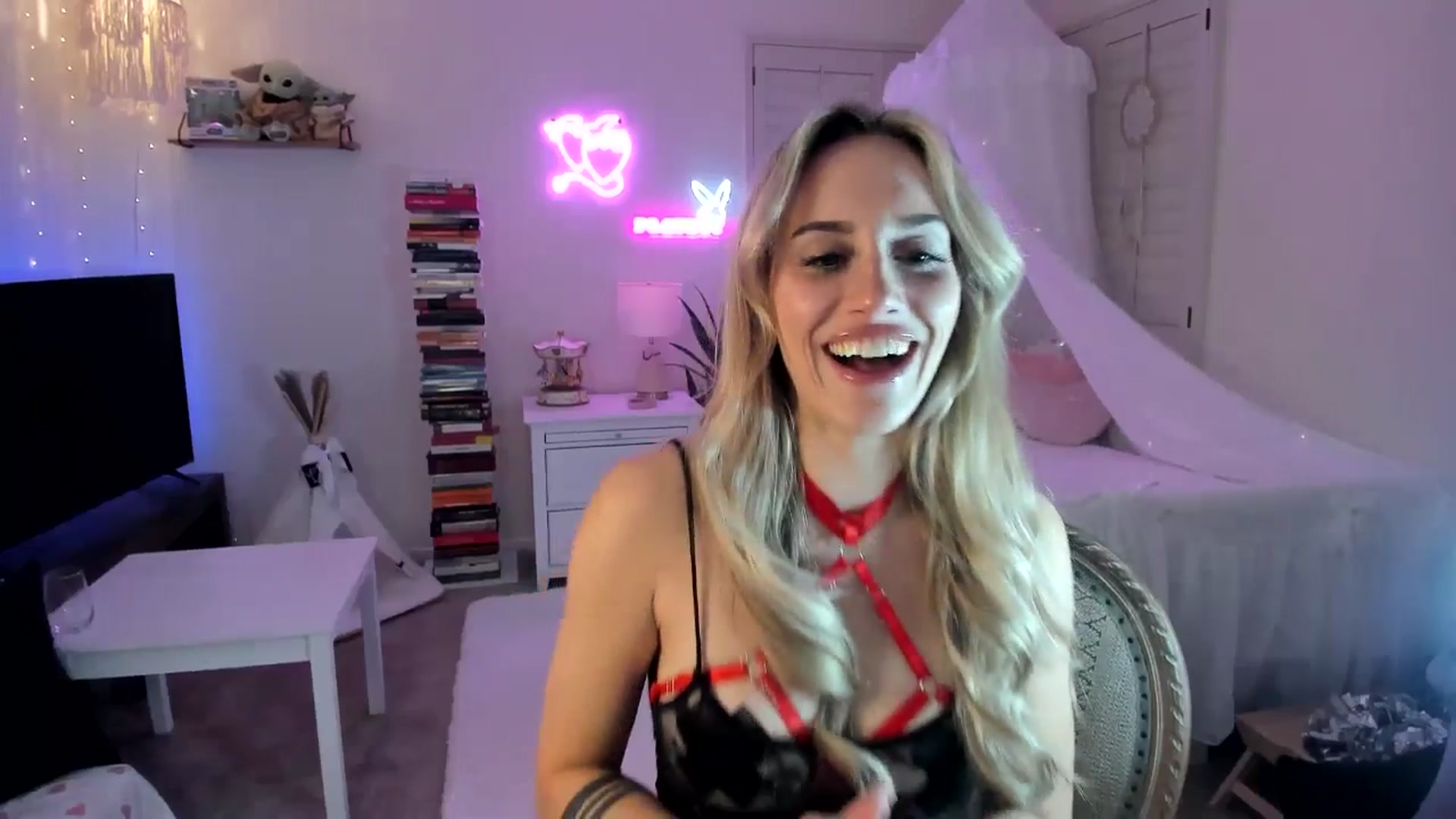 Gallery image thumbnail from LillieQ's myfreecams stream on, 04/17/2025, 08:50 image 7 of 20