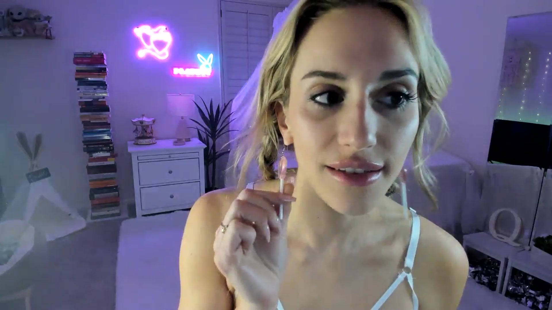 Gallery image thumbnail from LillieQ's myfreecams stream on, 04/18/2025, 10:15 image 10 of 20