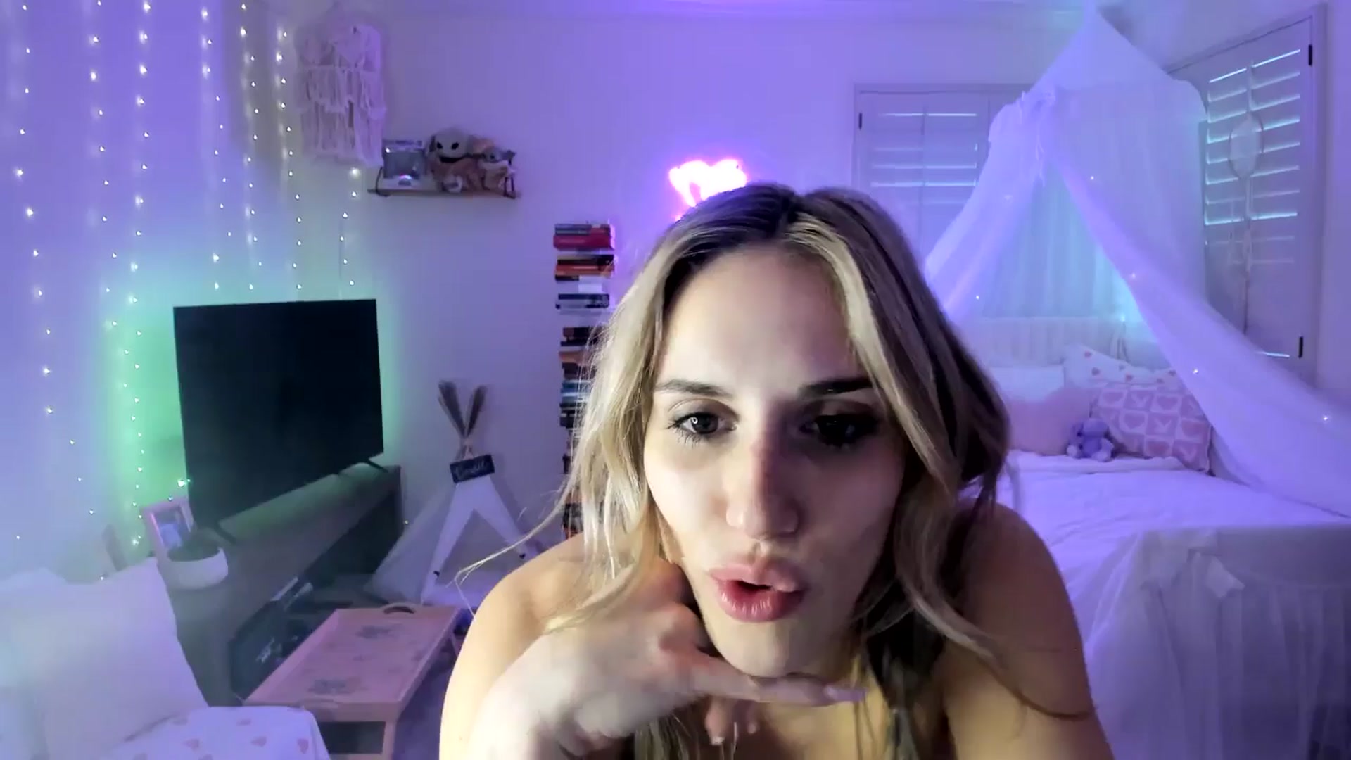 Gallery image thumbnail from LillieQ's myfreecams stream on, 04/18/2025, 16:49 image 15 of 20