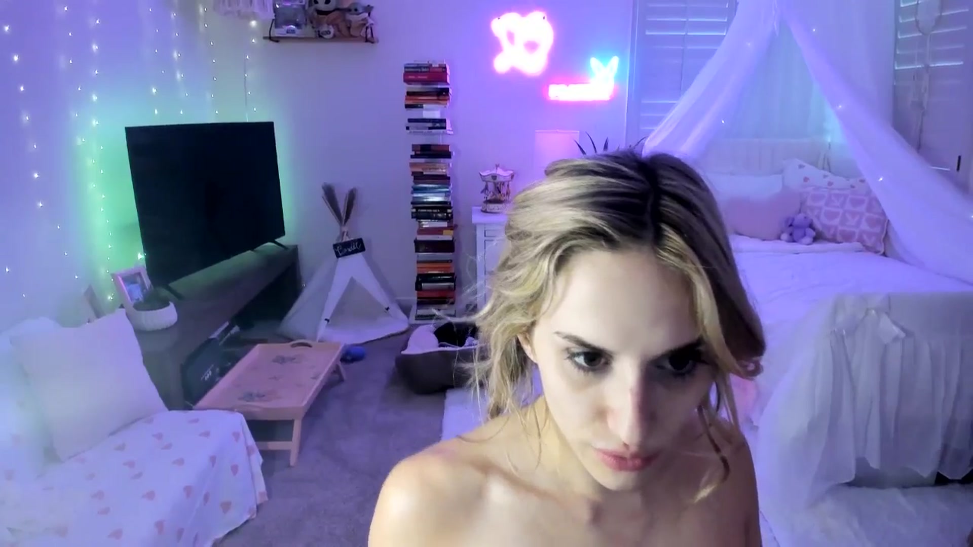 Gallery image thumbnail from LillieQ's myfreecams stream on, 04/18/2025, 16:49 image 18 of 20