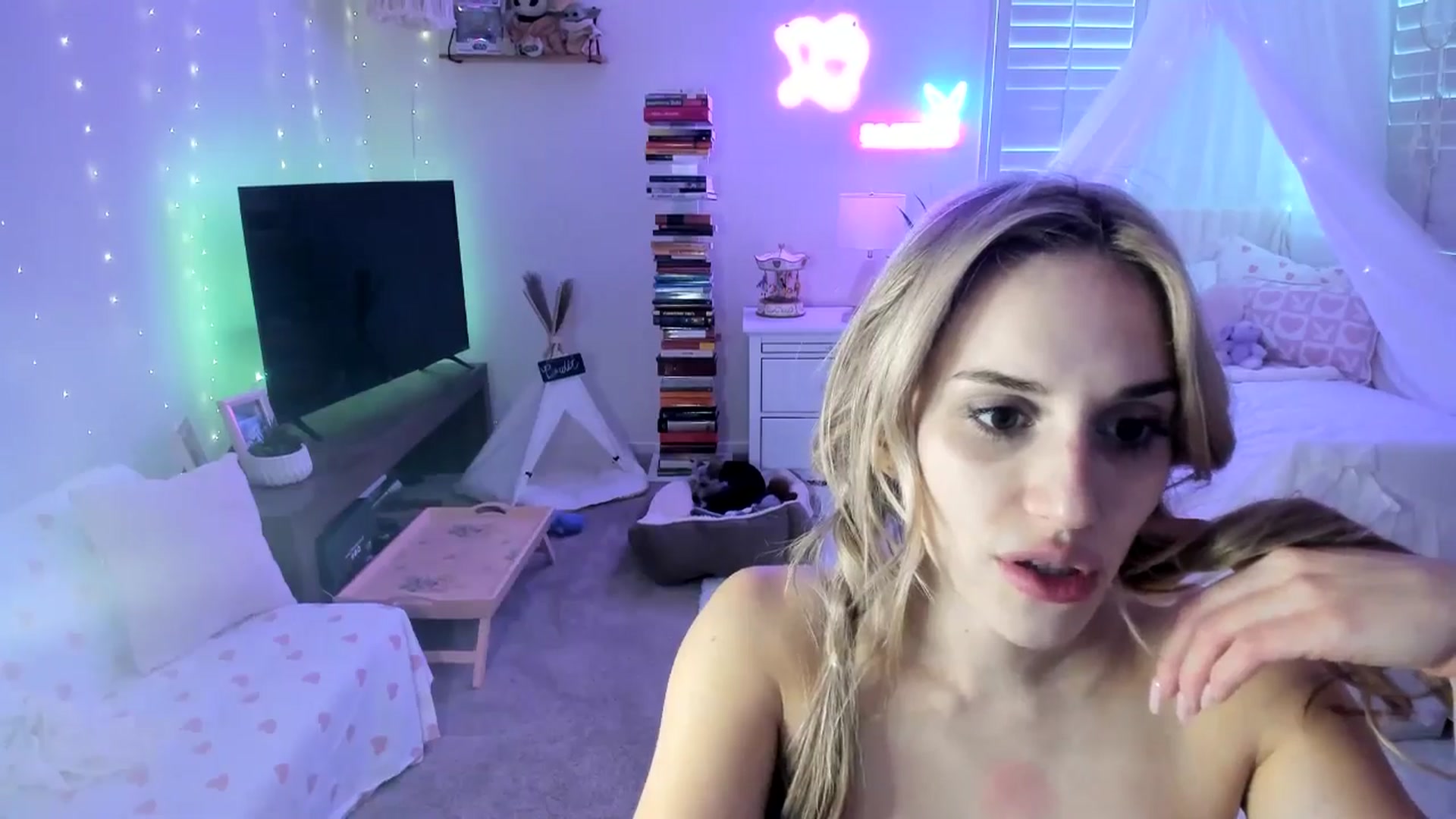 Gallery image thumbnail from LillieQ's myfreecams stream on, 04/18/2025, 16:49 image 4 of 20