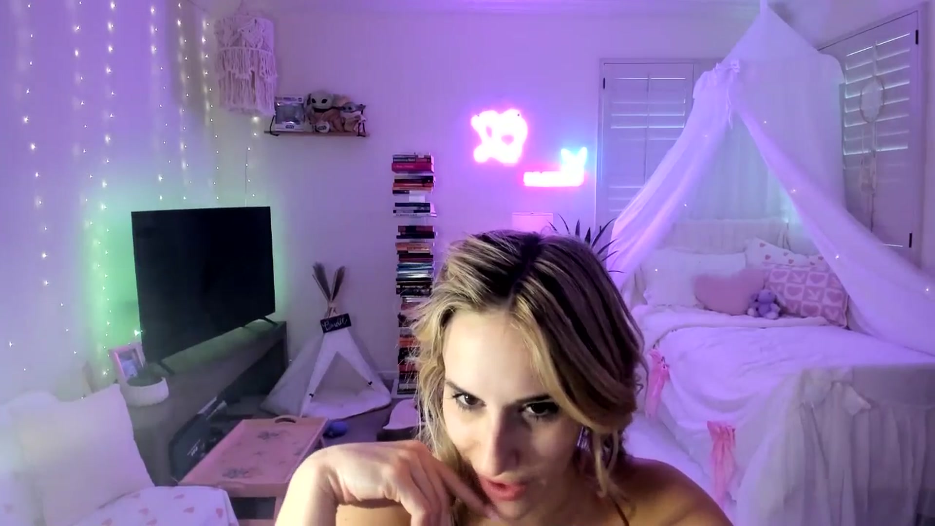 Gallery image thumbnail from LillieQ's myfreecams stream on, 04/18/2025, 16:49 image 17 of 20