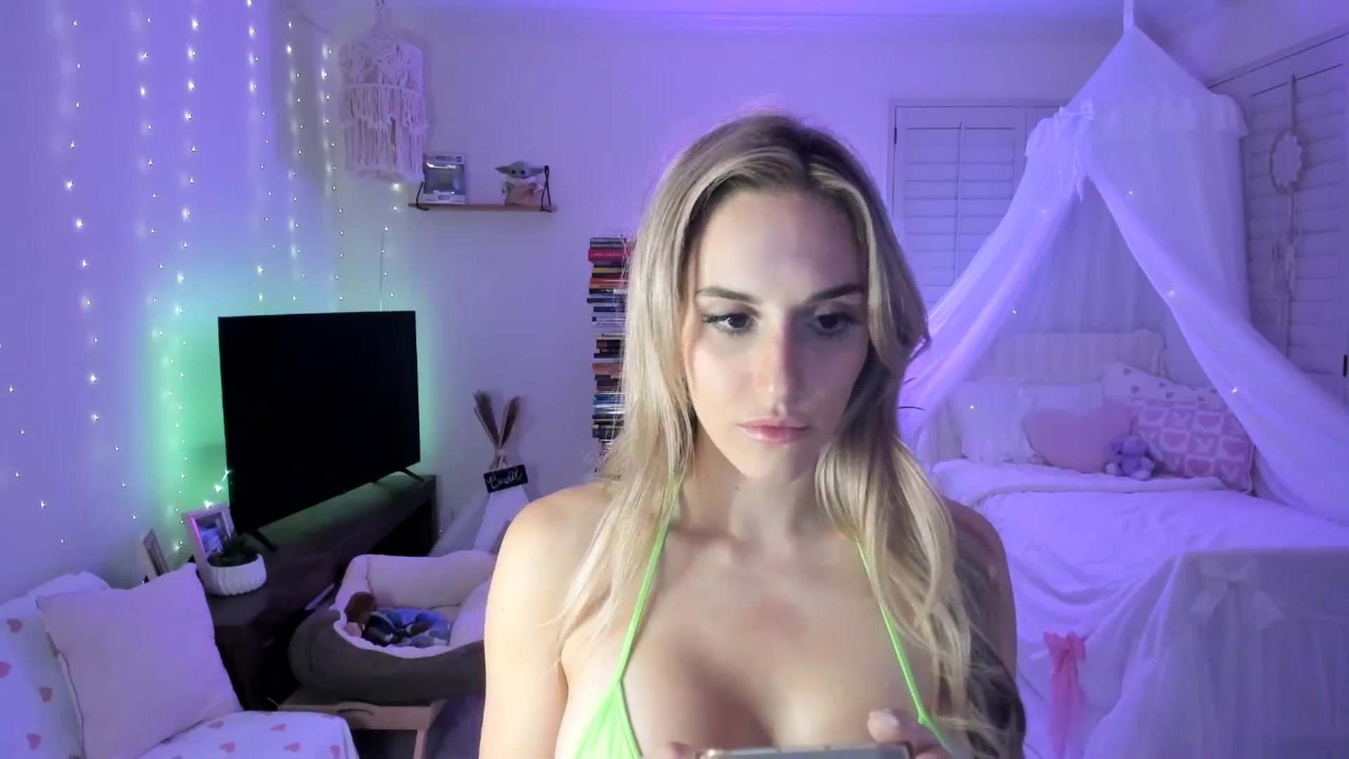 Gallery image thumbnail from LillieQ's myfreecams stream on, 04/19/2025, 09:14 image 12 of 20