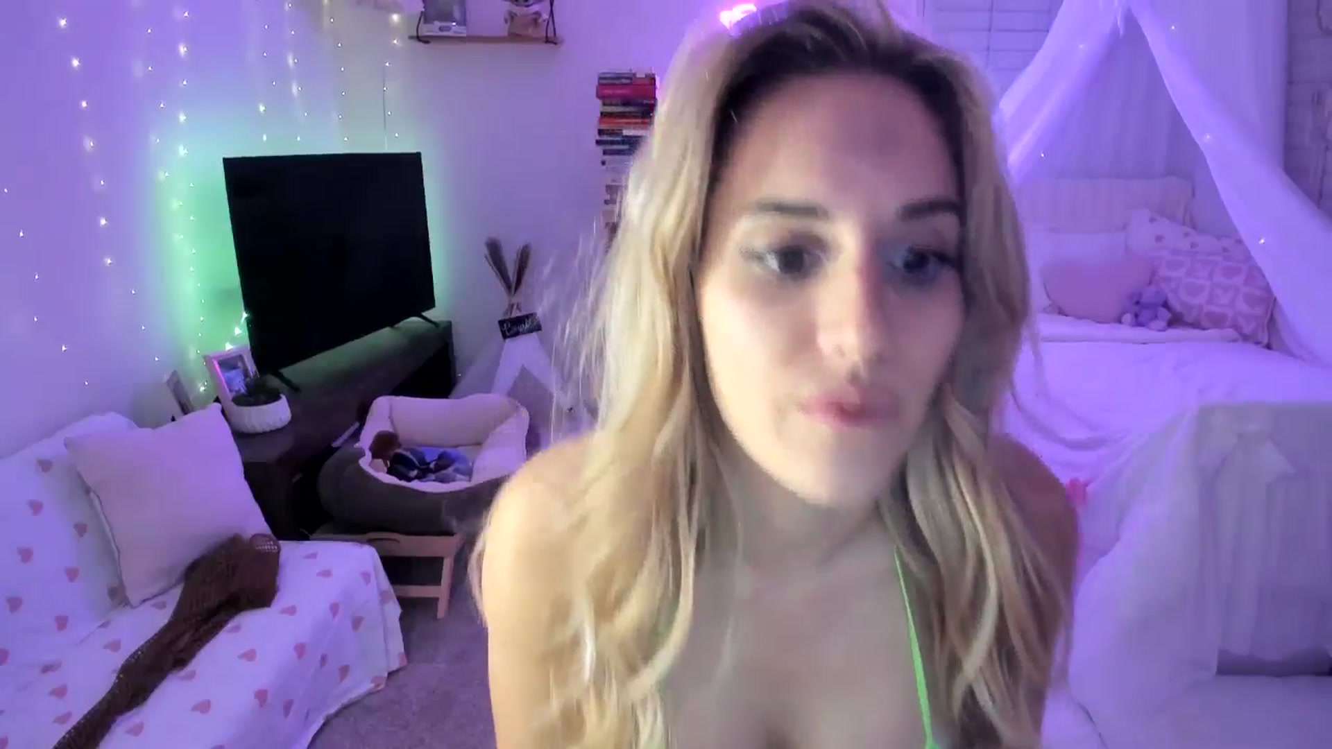 Gallery image thumbnail from LillieQ's myfreecams stream on, 04/19/2025, 10:08 image 3 of 20
