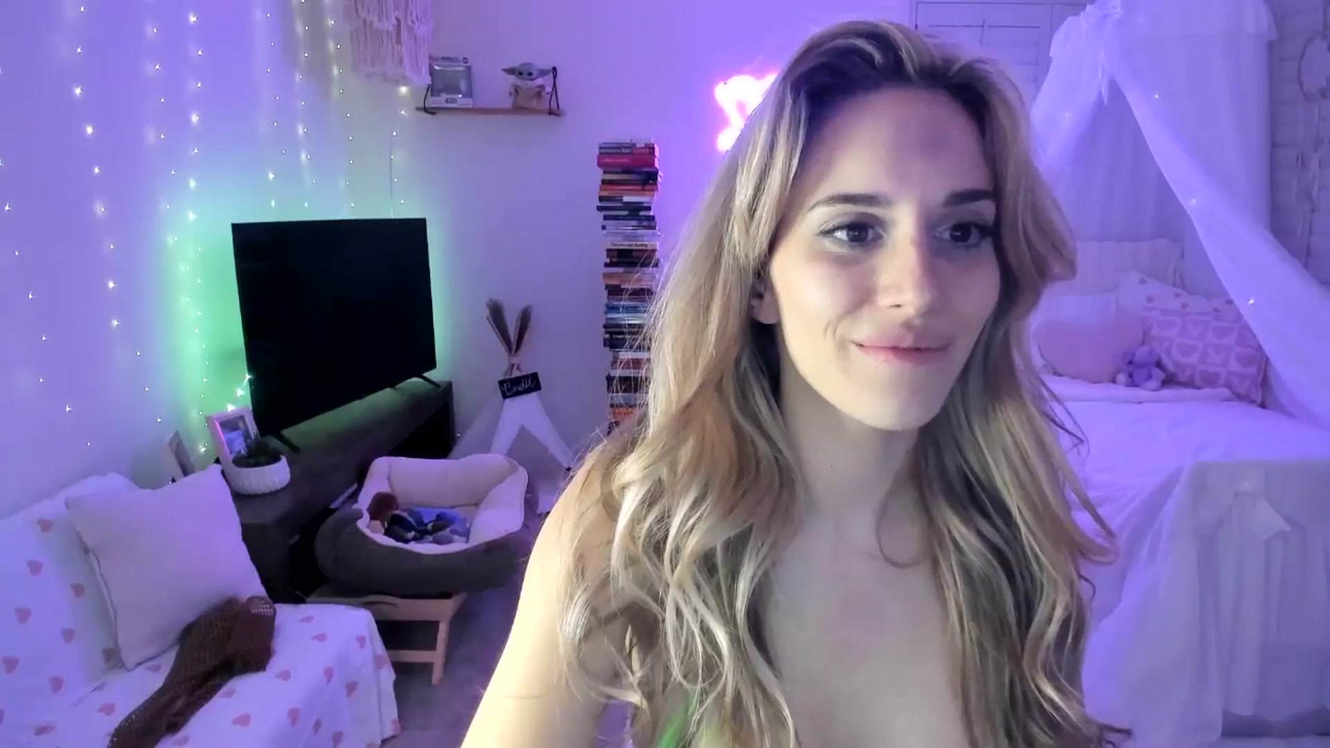 Gallery image thumbnail from LillieQ's myfreecams stream on, 04/19/2025, 10:08 image 16 of 20