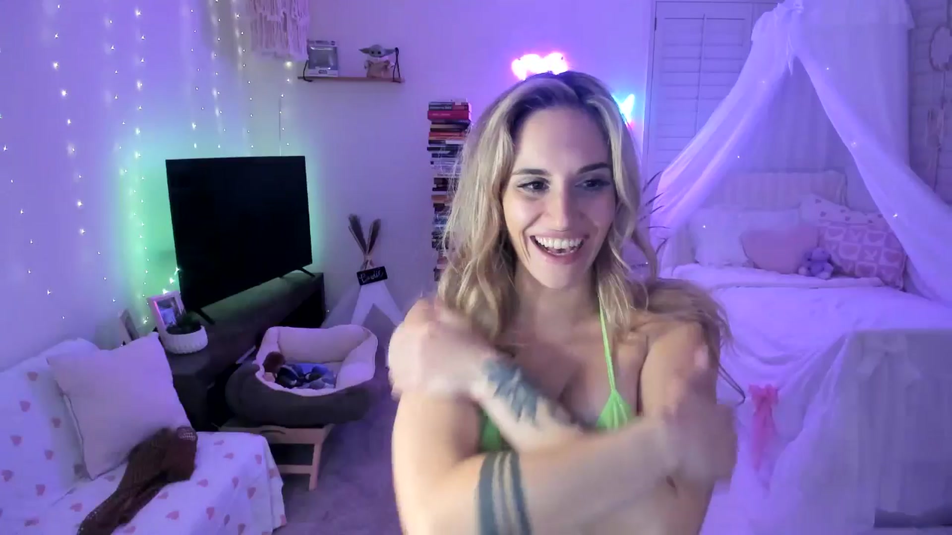 Gallery image thumbnail from LillieQ's myfreecams stream on, 04/19/2025, 10:08 image 13 of 20