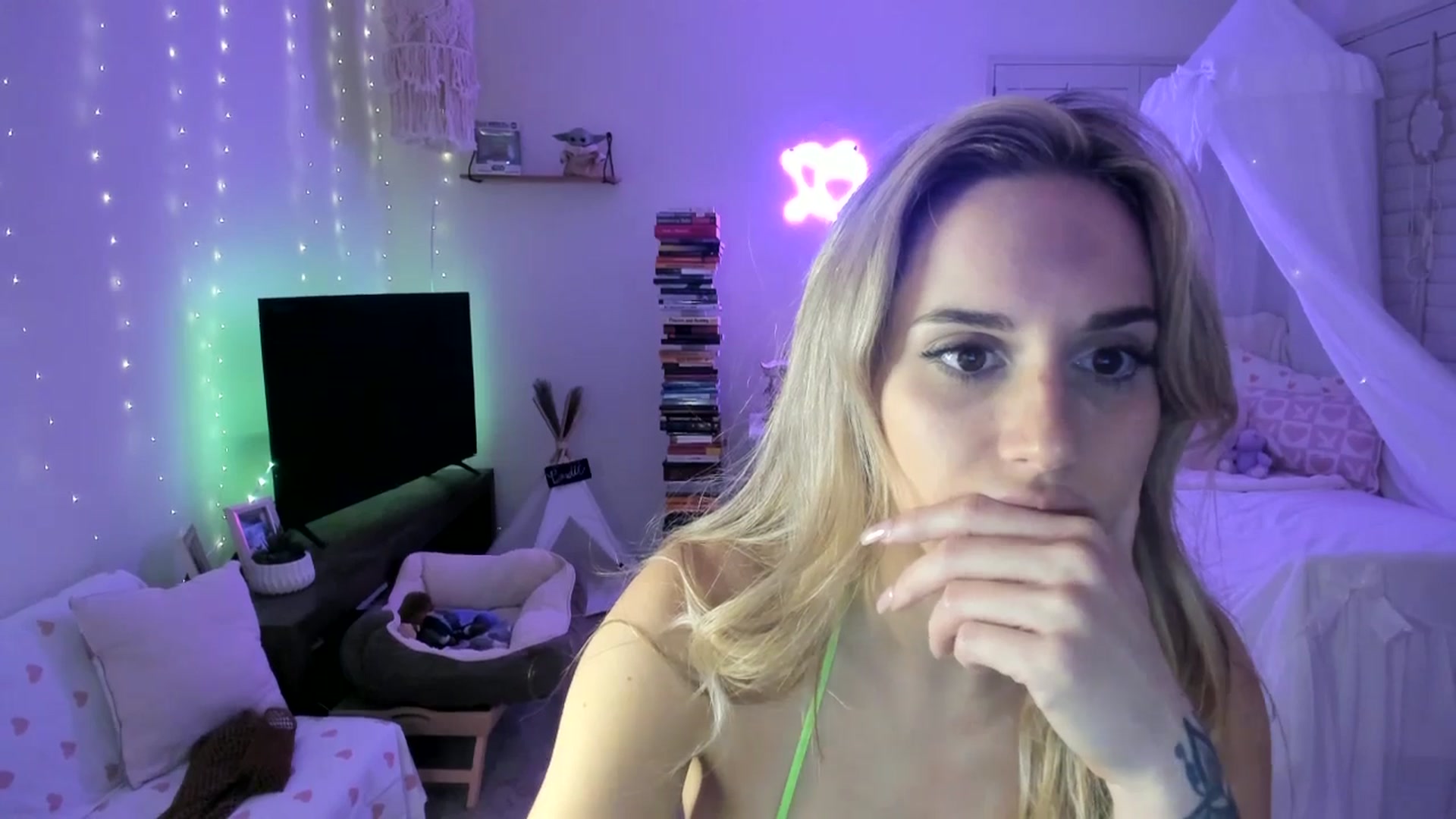 Gallery image thumbnail from LillieQ's myfreecams stream on, 04/19/2025, 10:08 image 5 of 20