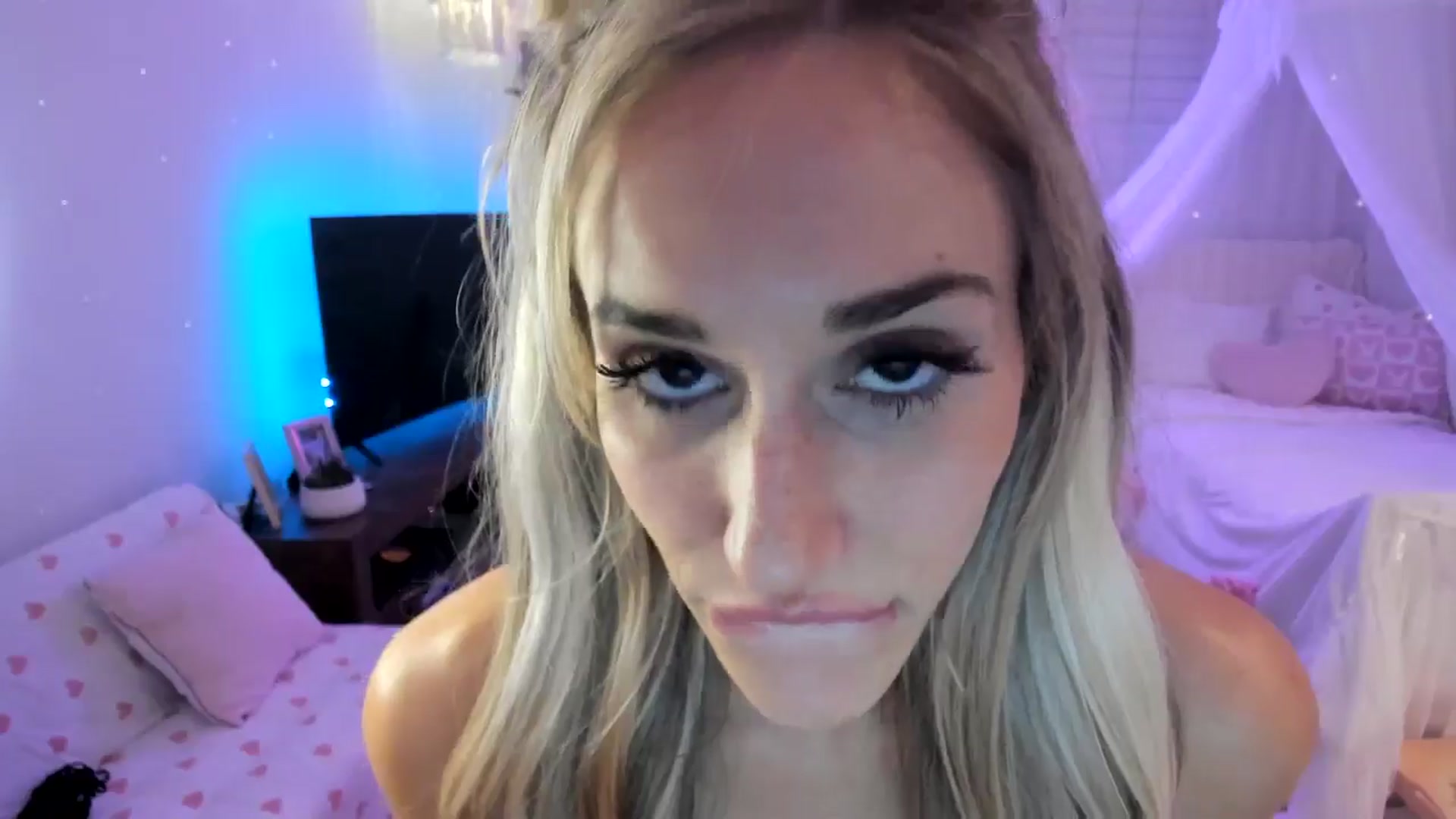 Gallery image thumbnail from LillieQ's myfreecams stream on, 04/23/2025, 13:09 image 15 of 20