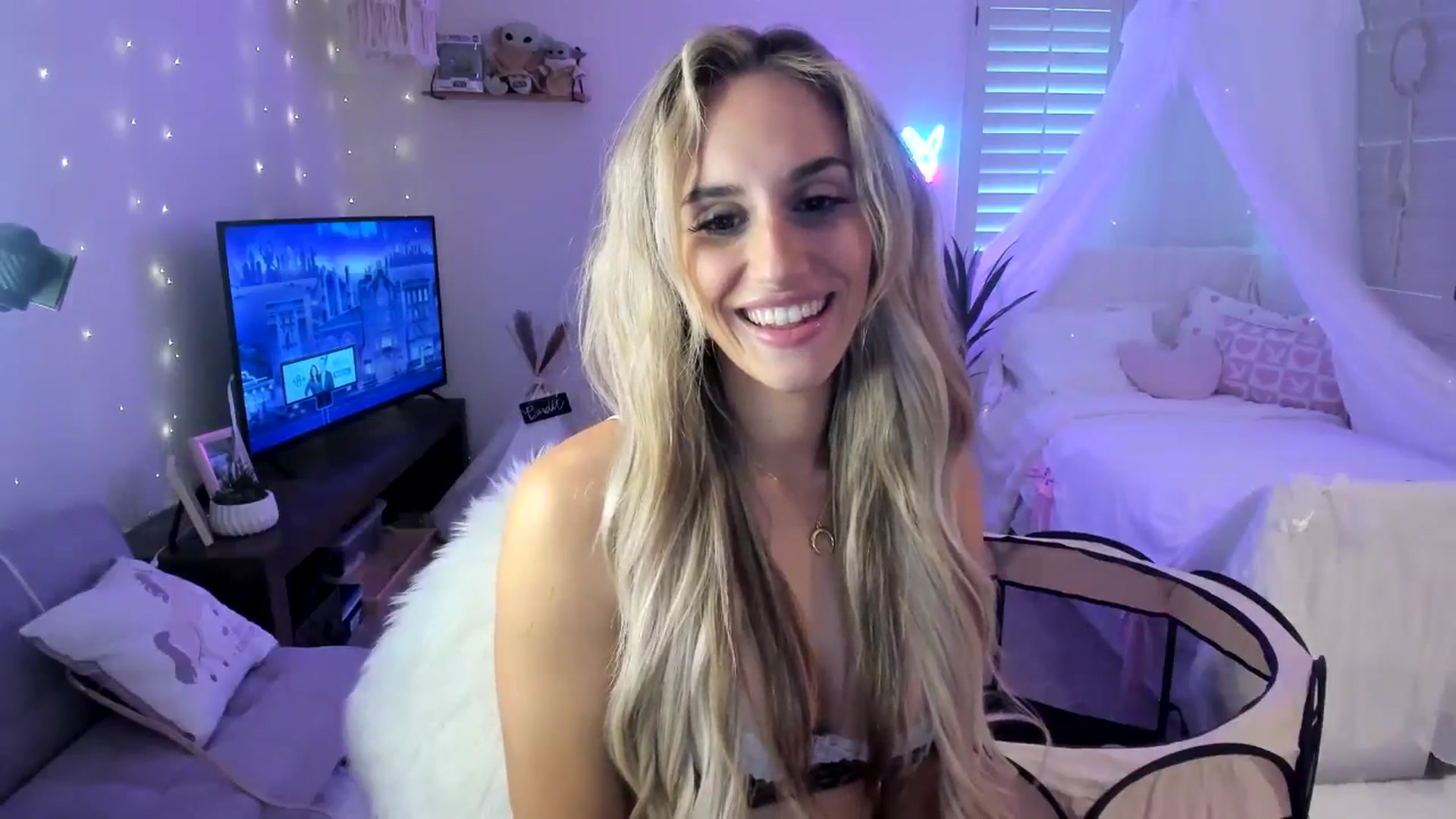 Gallery image thumbnail from LillieQ's myfreecams stream on, 04/24/2025, 14:59 image 19 of 20