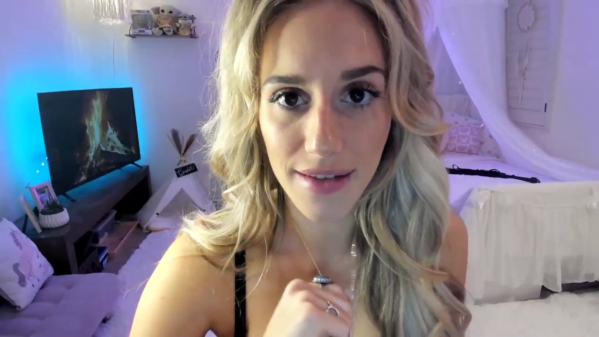Gallery image thumbnail from LillieQ's myfreecams stream on, 04/25/2025, 07:50 image 6 of 20
