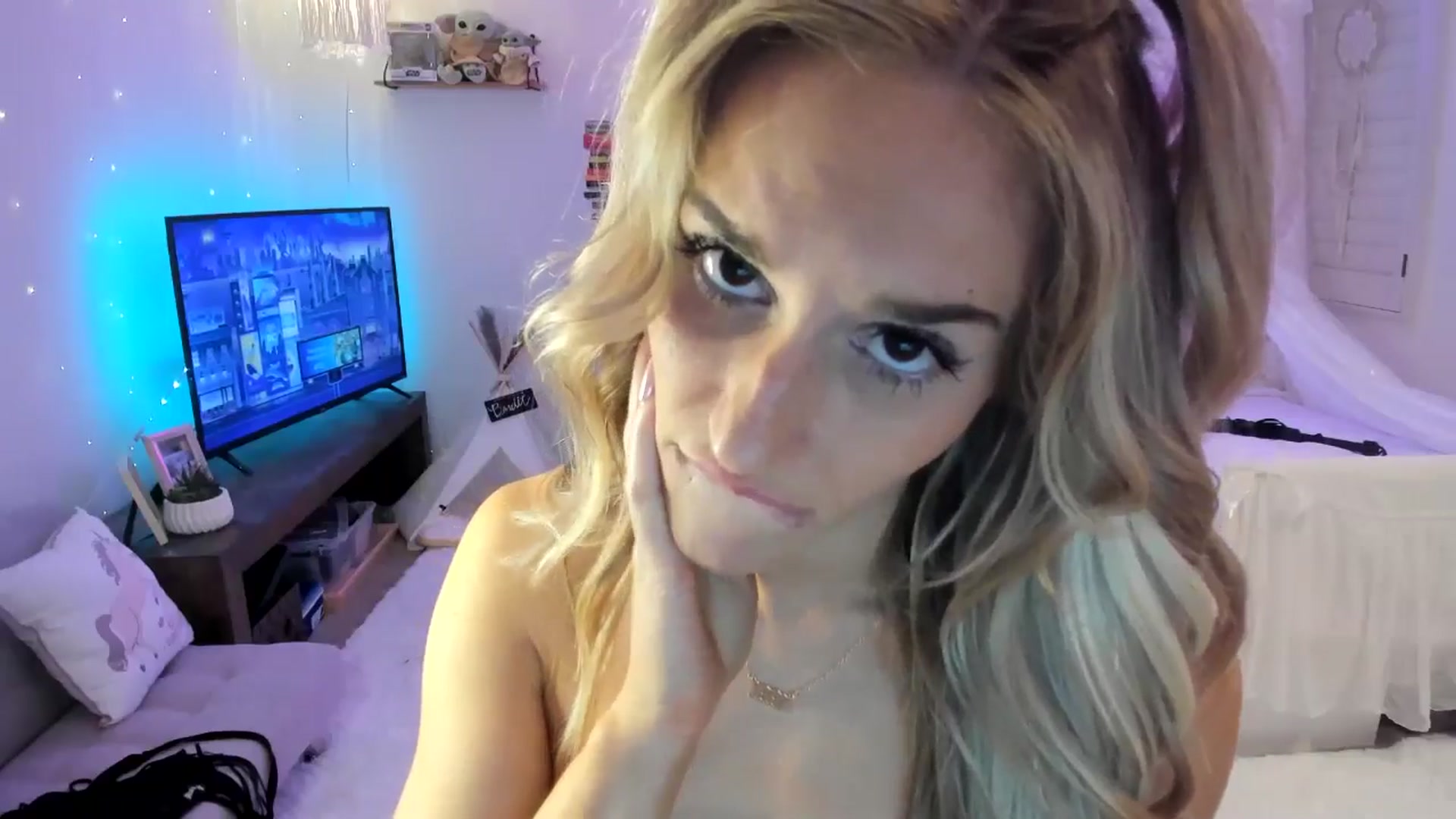 Gallery image thumbnail from LillieQ's myfreecams stream on, 04/25/2025, 14:27 image 15 of 20