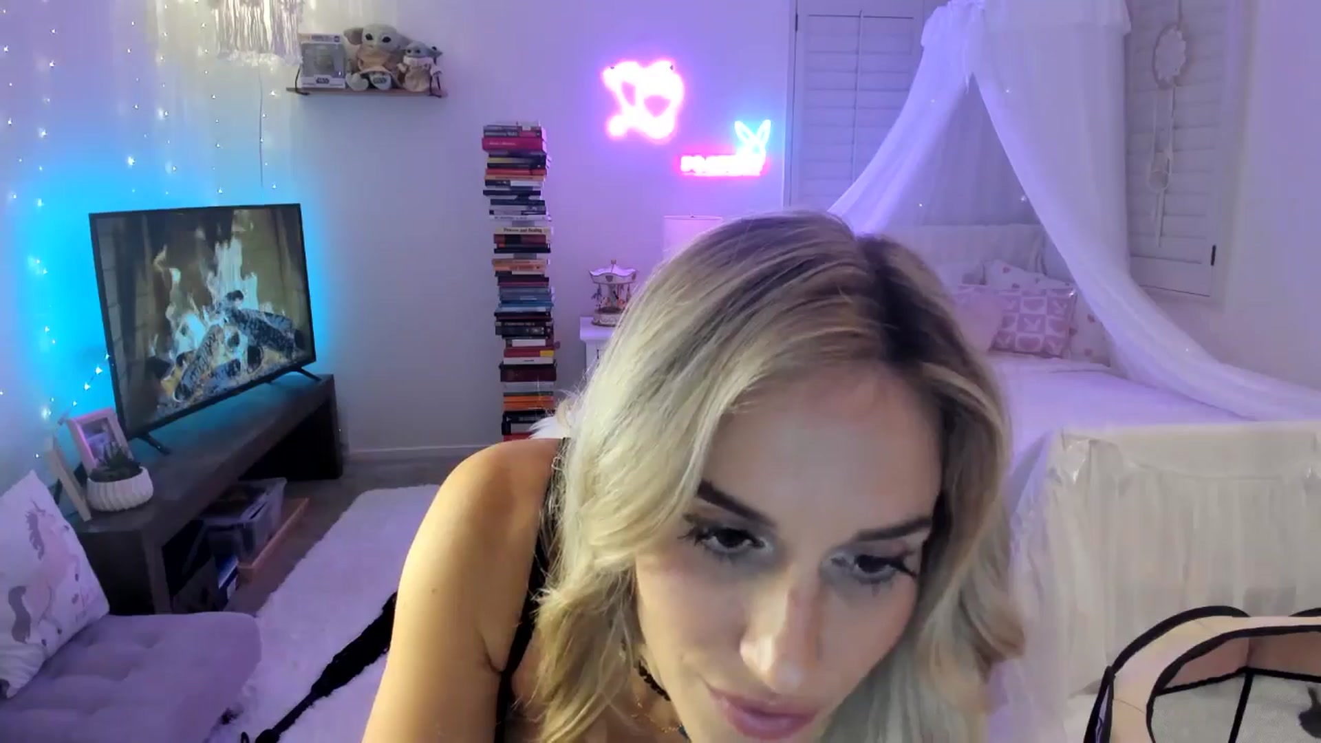 Gallery image thumbnail from LillieQ's myfreecams stream on, 04/26/2025, 09:00 image 8 of 20
