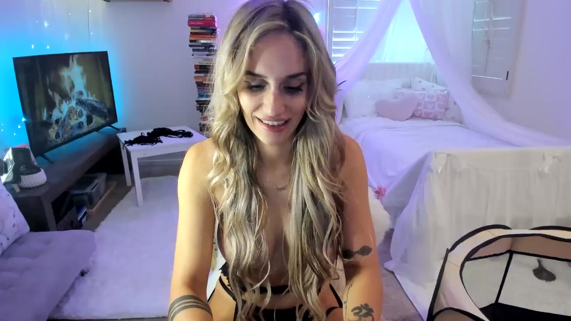 Gallery image thumbnail from LillieQ's myfreecams stream on, 04/26/2025, 16:19 image 15 of 20