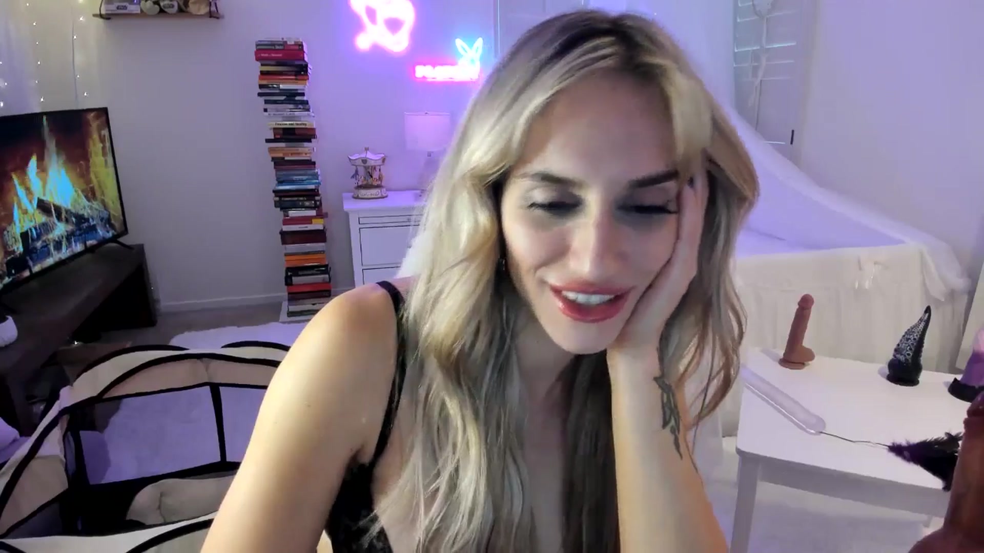 Gallery image thumbnail from LillieQ's myfreecams stream on, 04/28/2025, 16:45 image 14 of 20