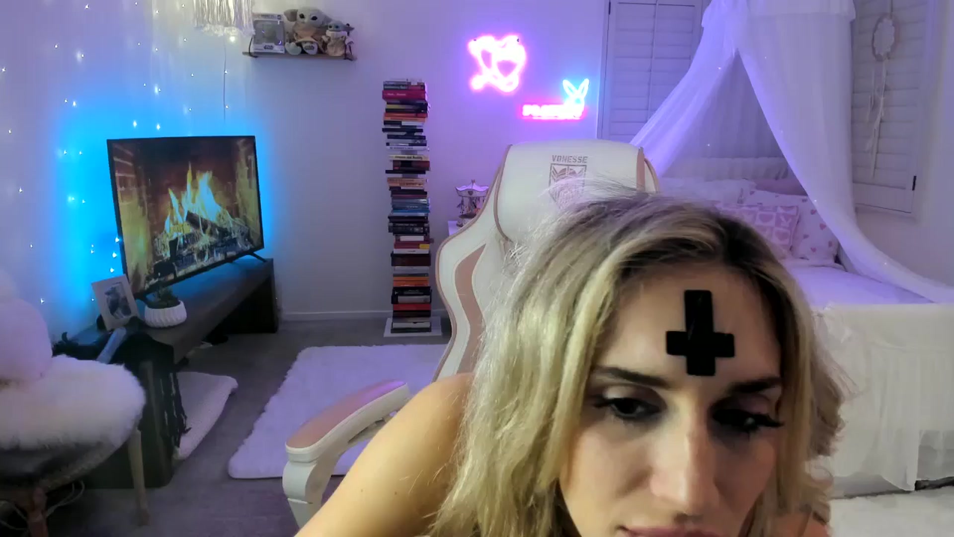 Gallery image thumbnail from LillieQ's myfreecams stream on, 04/30/2025, 14:01 image 12 of 20