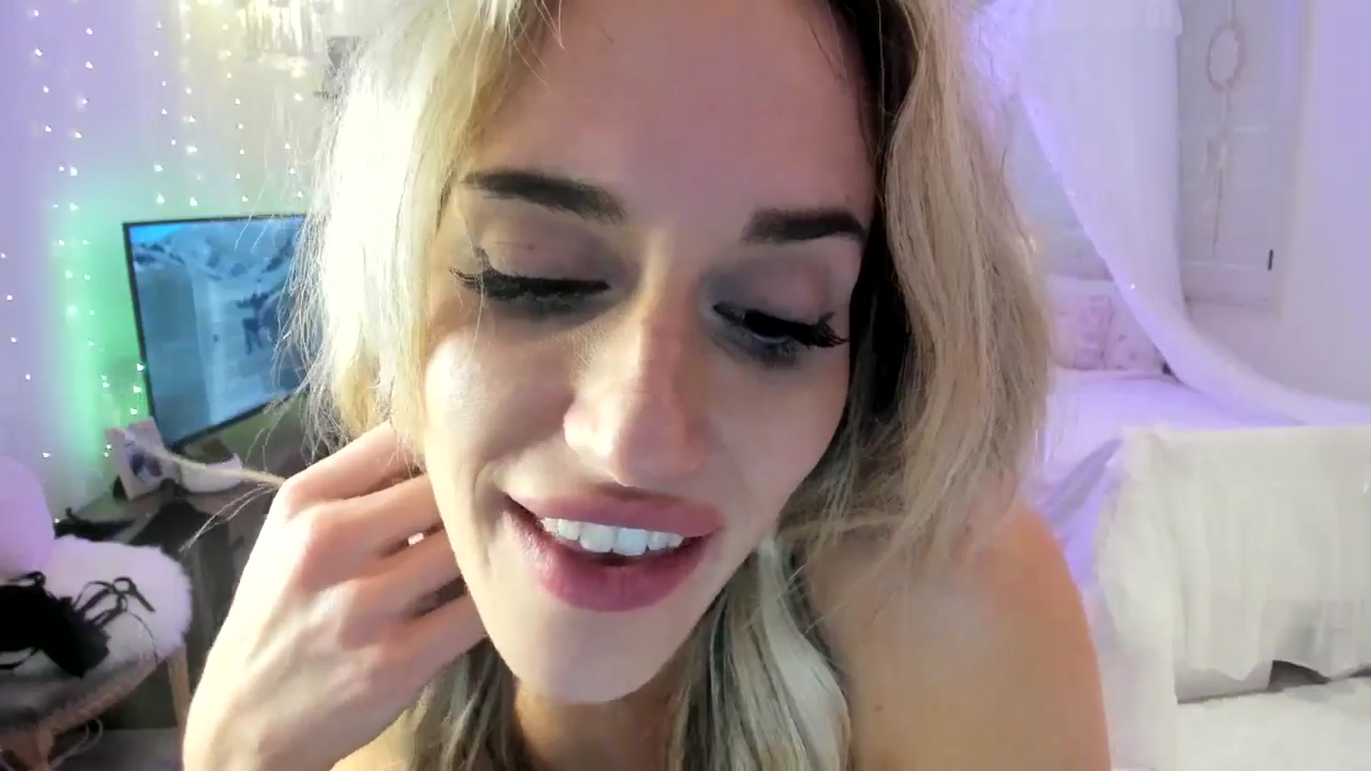Gallery image thumbnail from LillieQ's myfreecams stream on, 05/01/2025, 15:04 image 12 of 20
