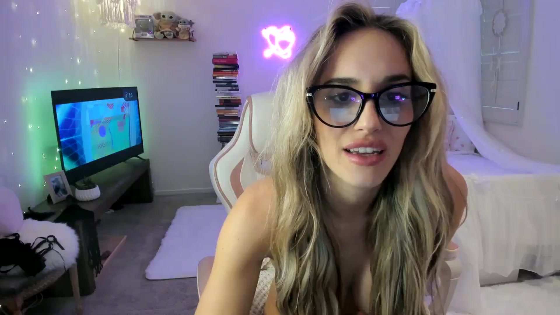 Gallery image thumbnail from LillieQ's myfreecams stream on, 05/01/2025, 15:04 image 20 of 20