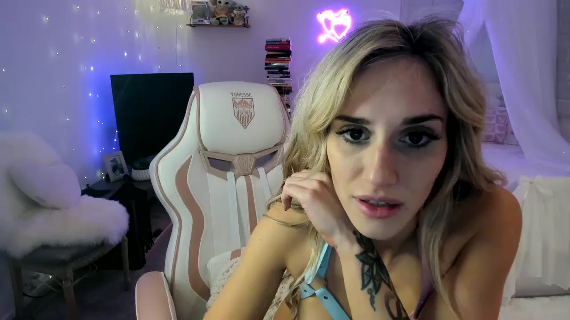 Gallery image thumbnail from LillieQ's myfreecams stream on, 05/02/2025, 15:23 image 17 of 20